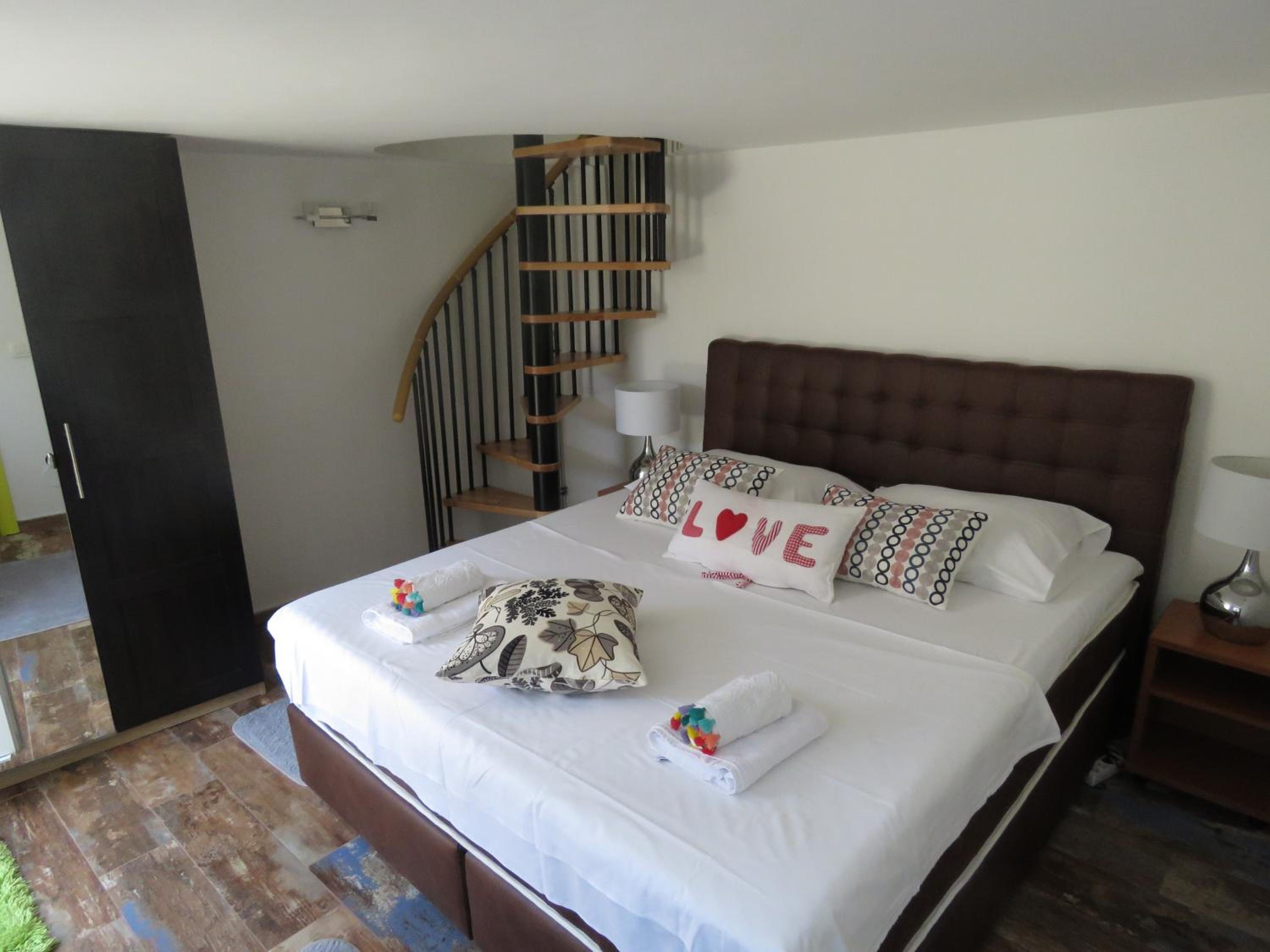 Apartment - Split Level - Photo 1