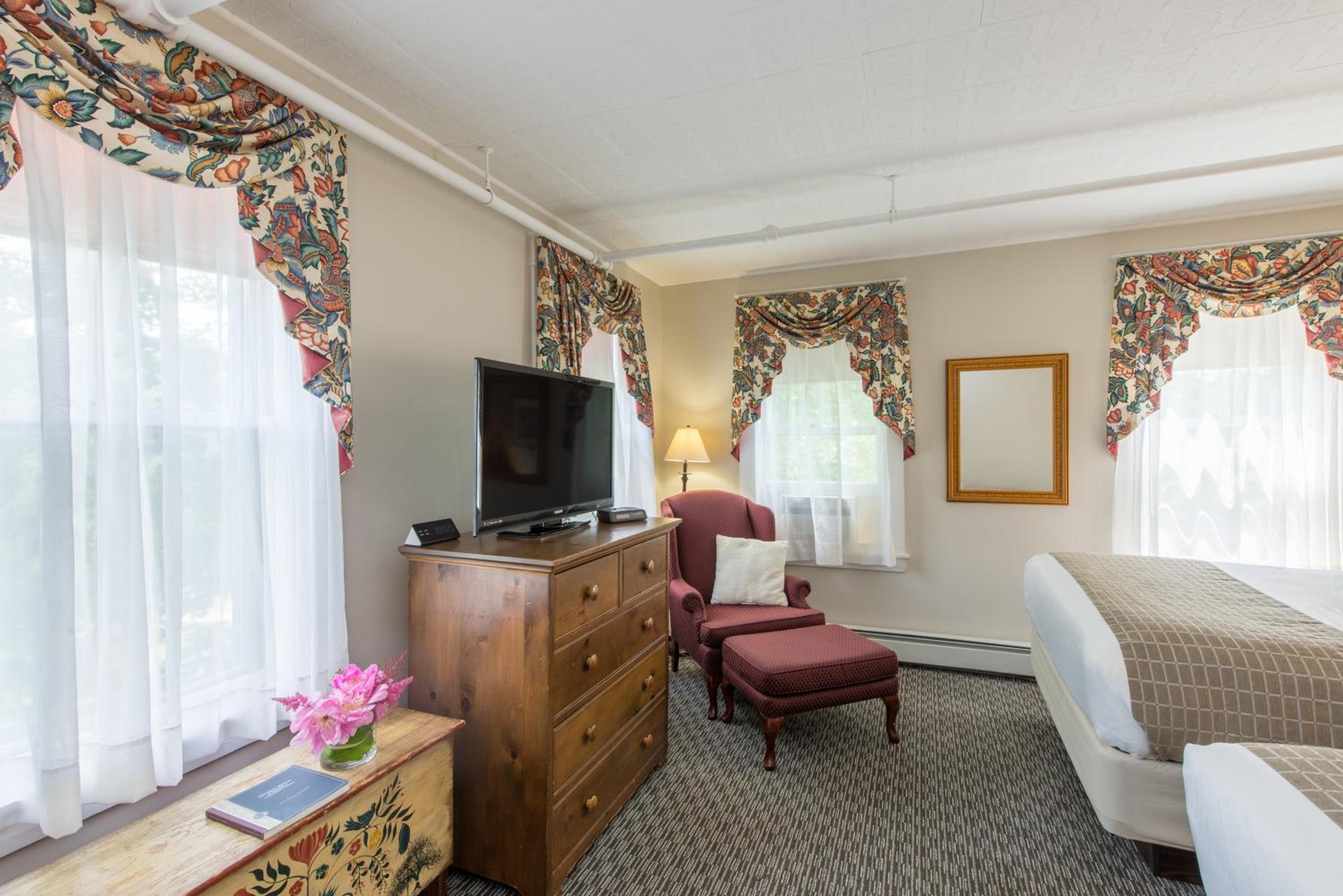 Standard View Room with Two Double Beds - Photo 2