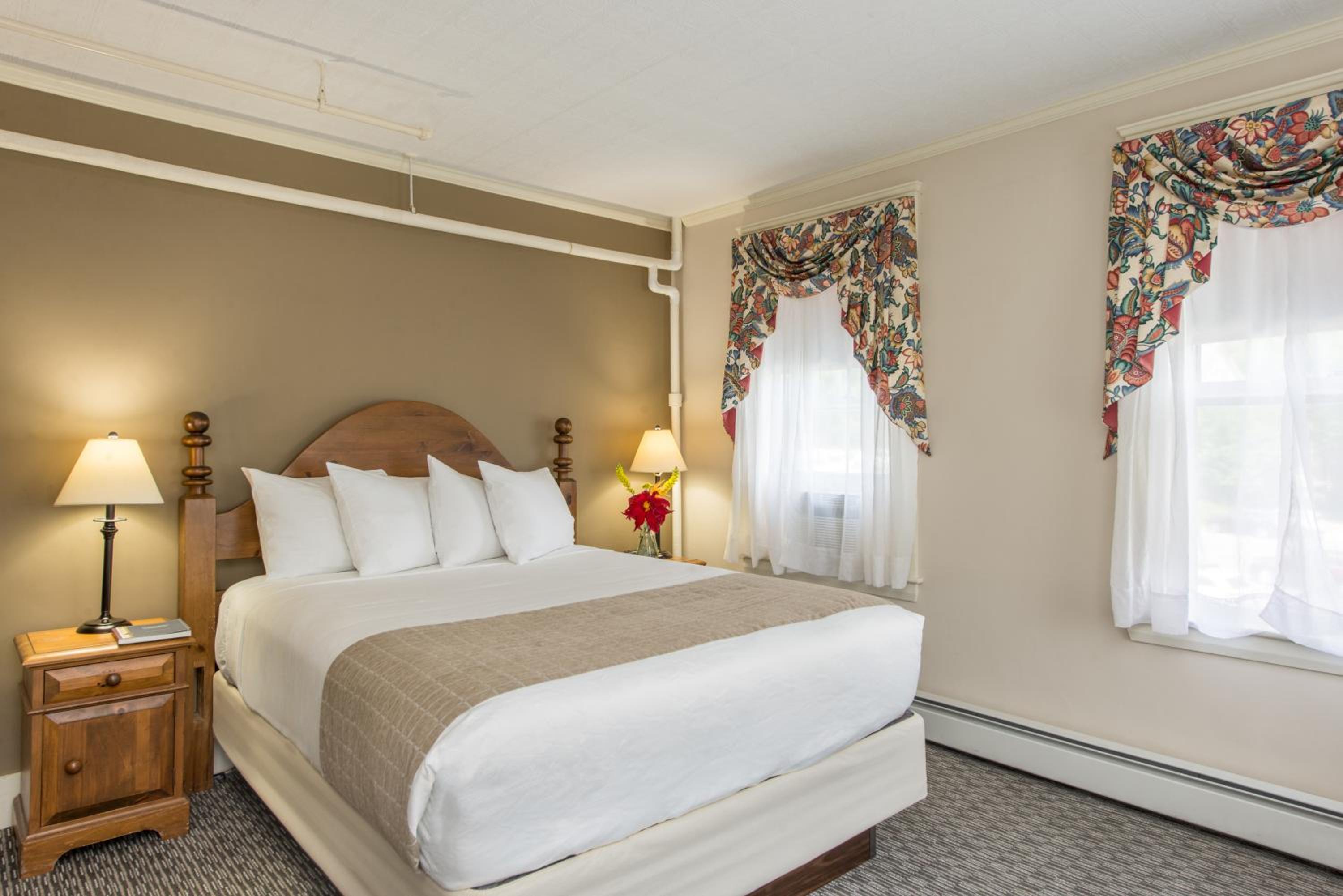 Standard View Room with One Queen Bed - Photo 3