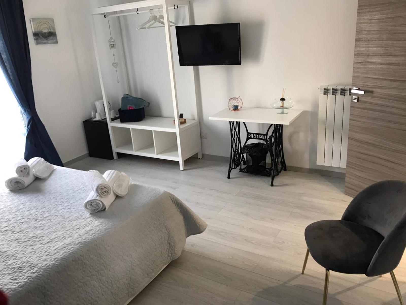 Double Room with Private Bathroom - Photo 2