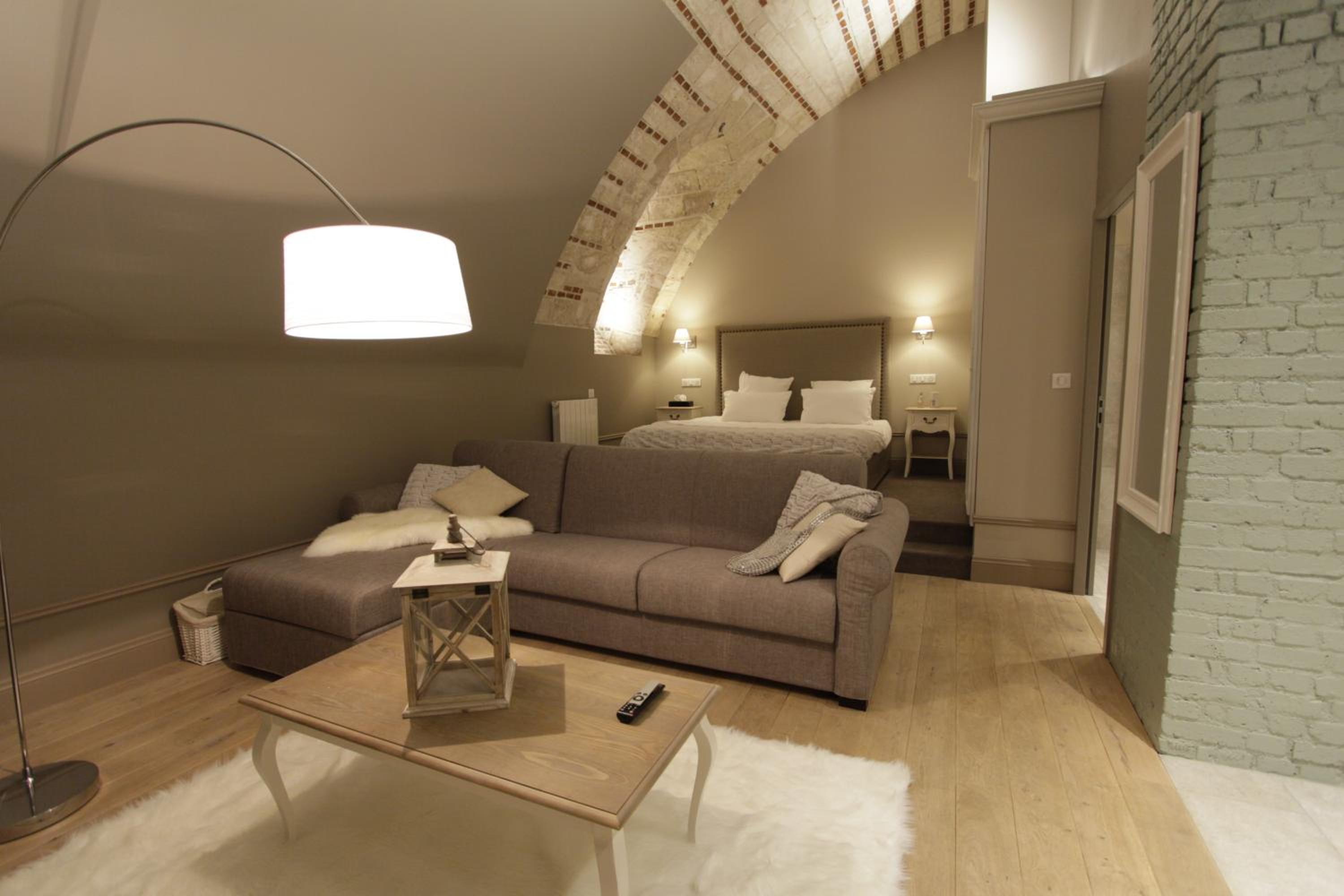 One-Bedroom Apartment - Photo 2