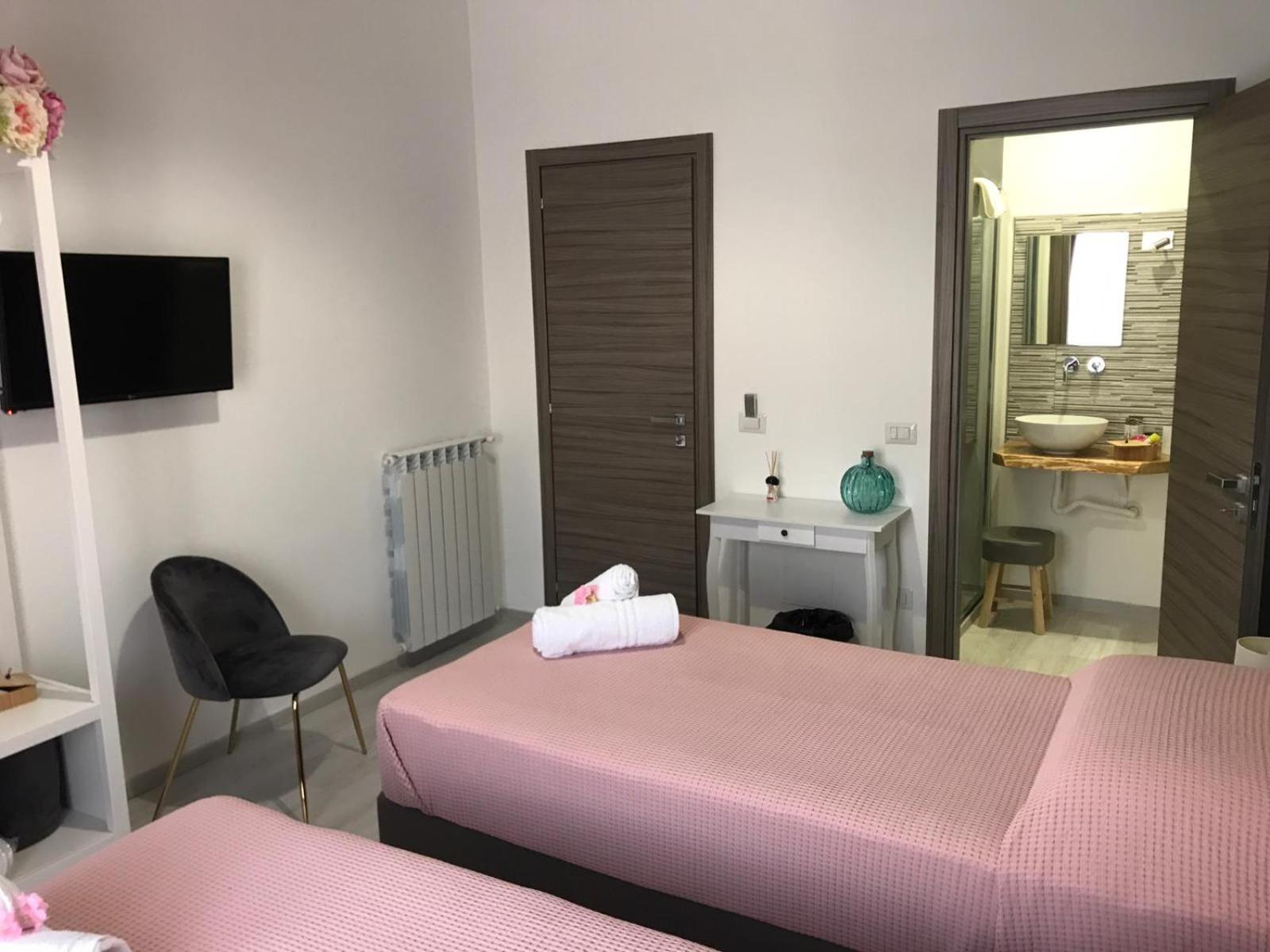 Double or Twin Room with Private Bathroom - Photo 1