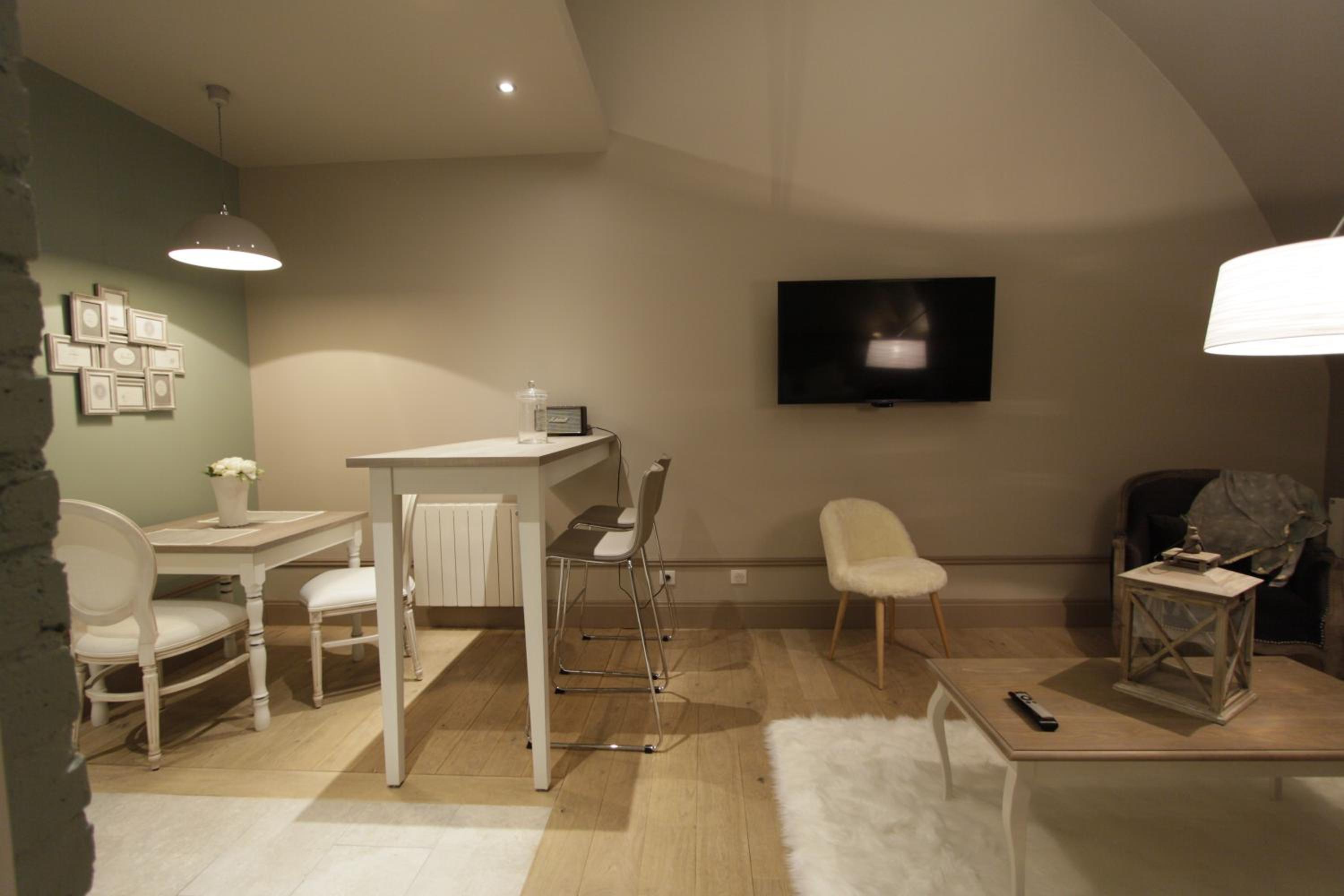One-Bedroom Apartment - Photo 4