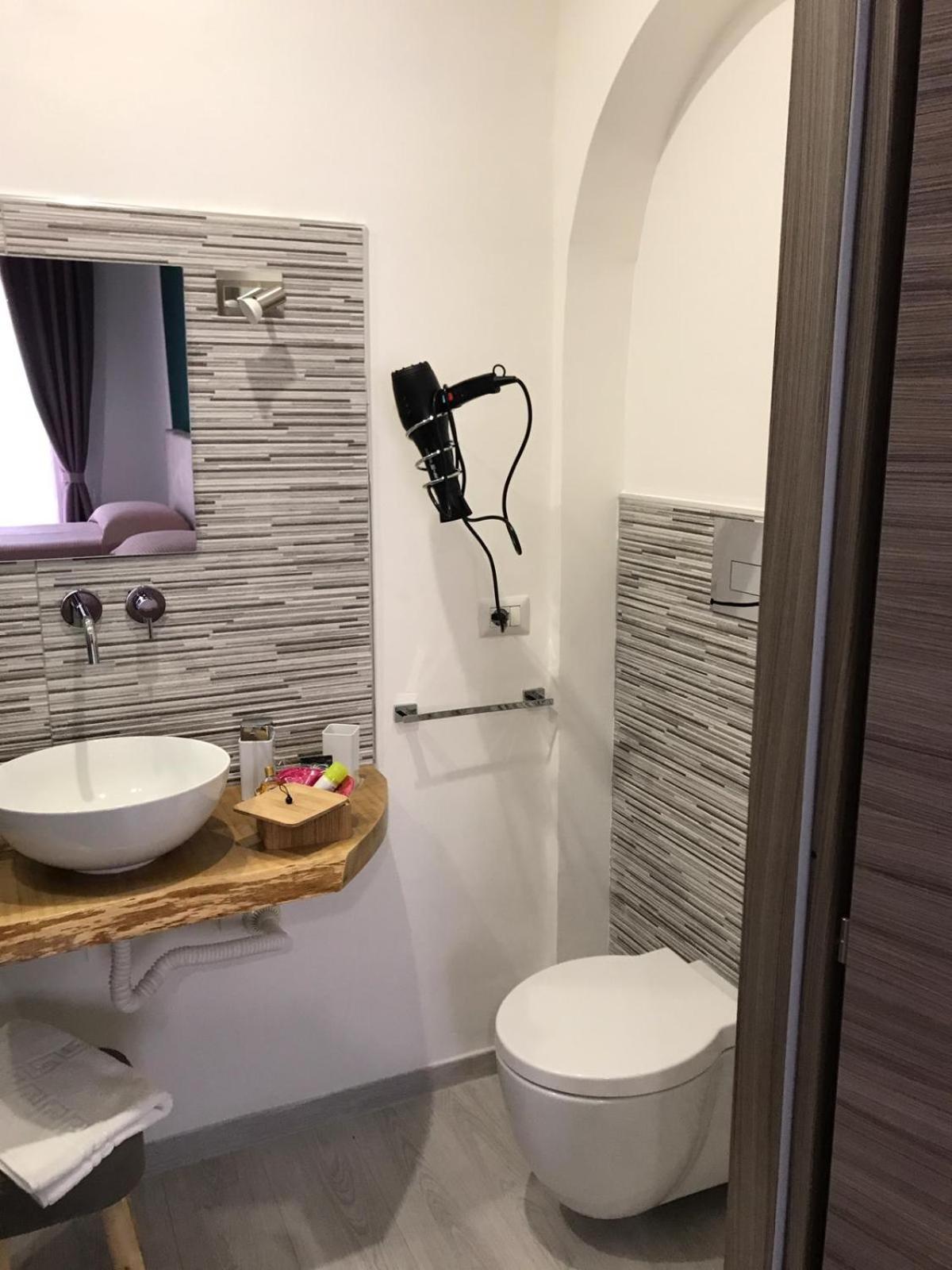 Double or Twin Room with Private Bathroom - Photo 2