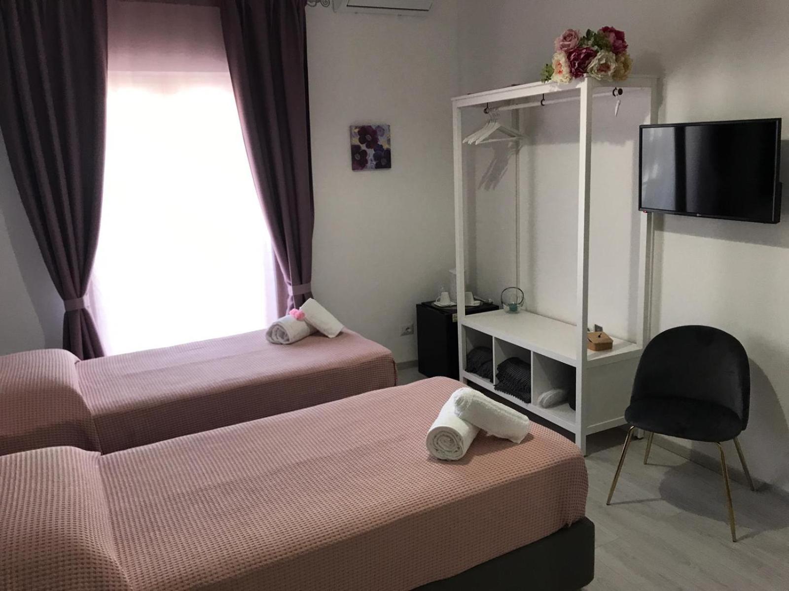 Double or Twin Room with Private Bathroom - Photo 6