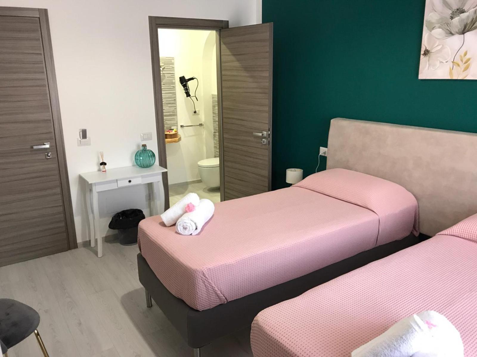 Double or Twin Room with Private Bathroom - Photo 7
