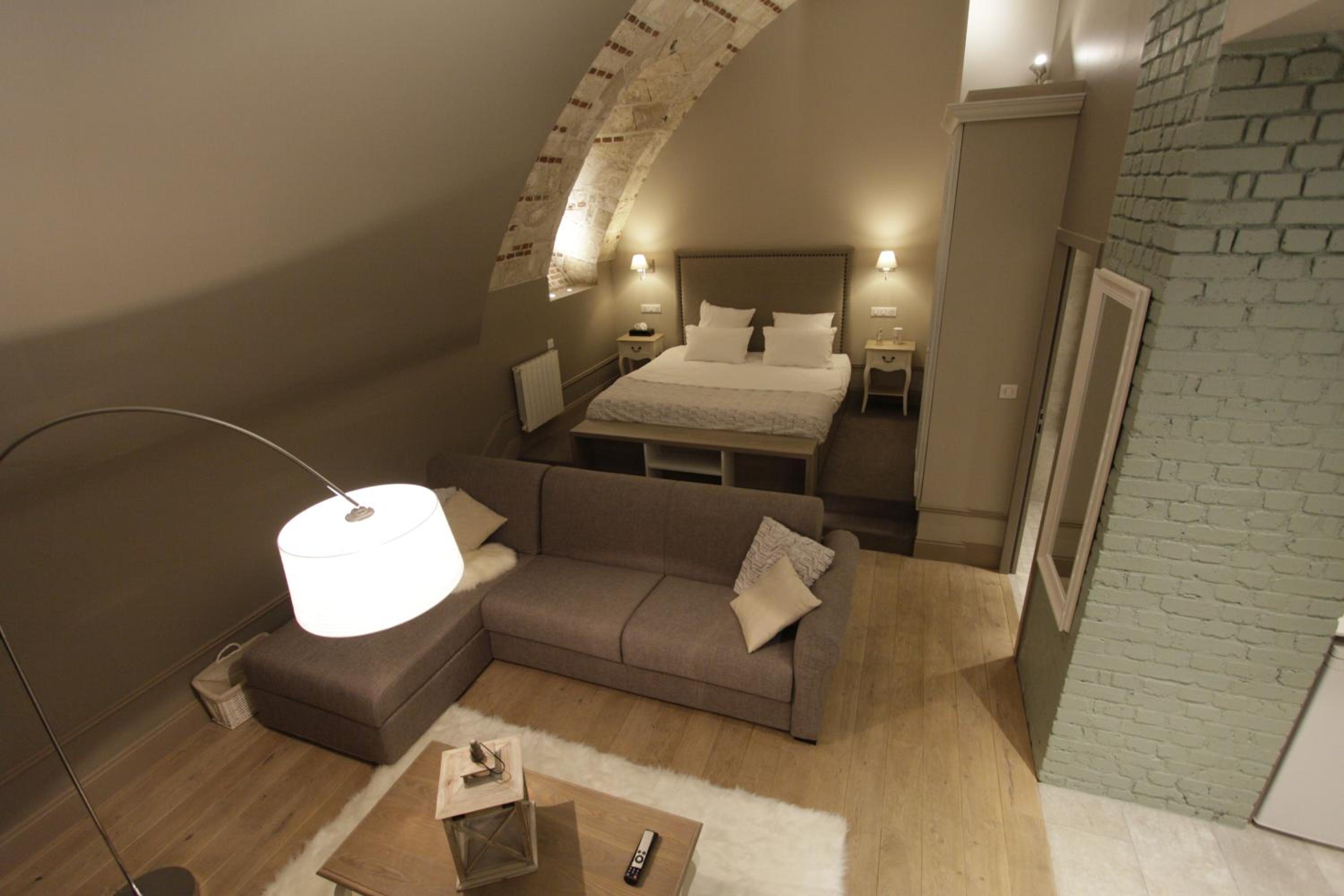One-Bedroom Apartment - Photo 3