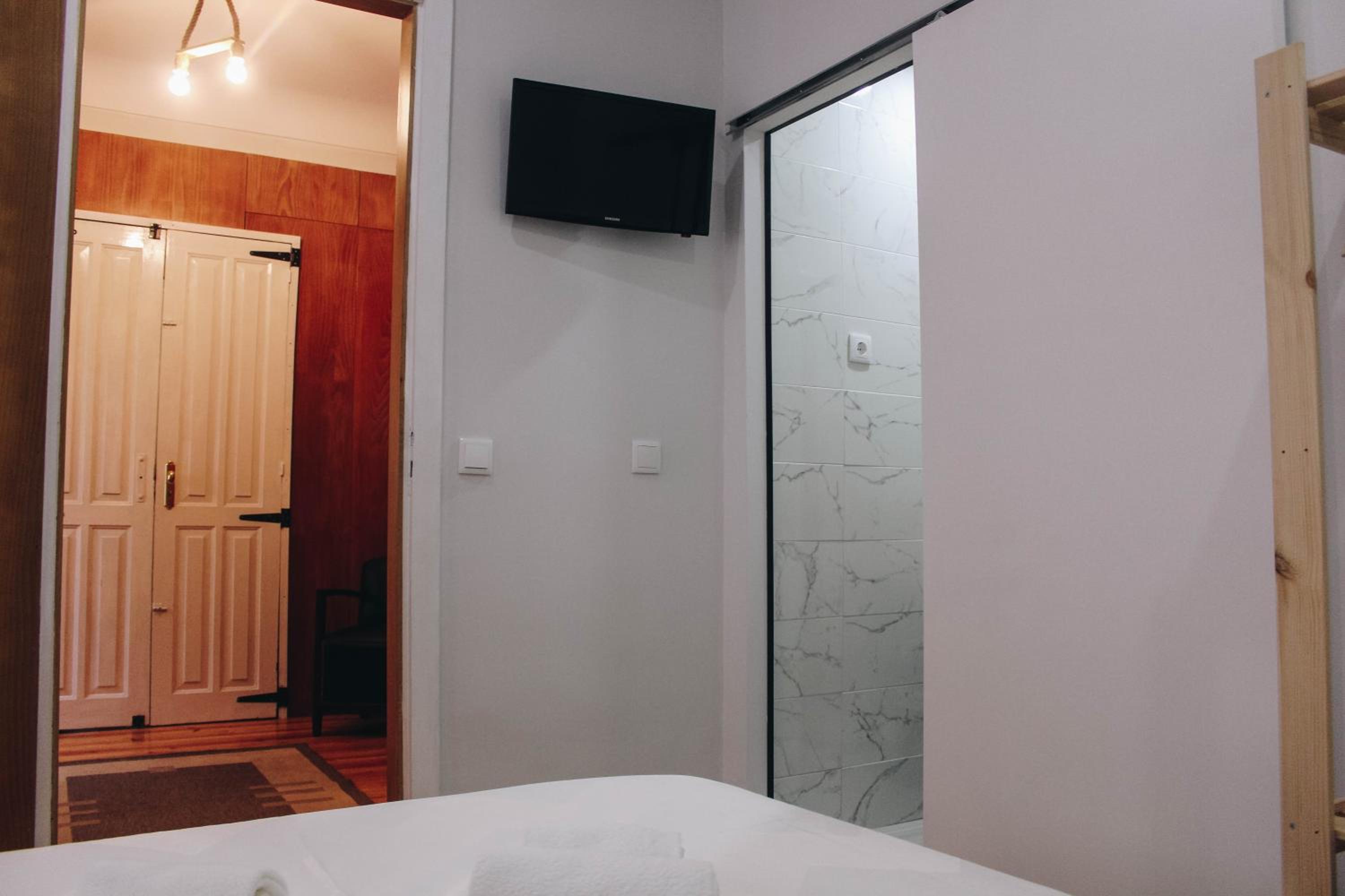 Double Room with Private Bathroom - Photo 2