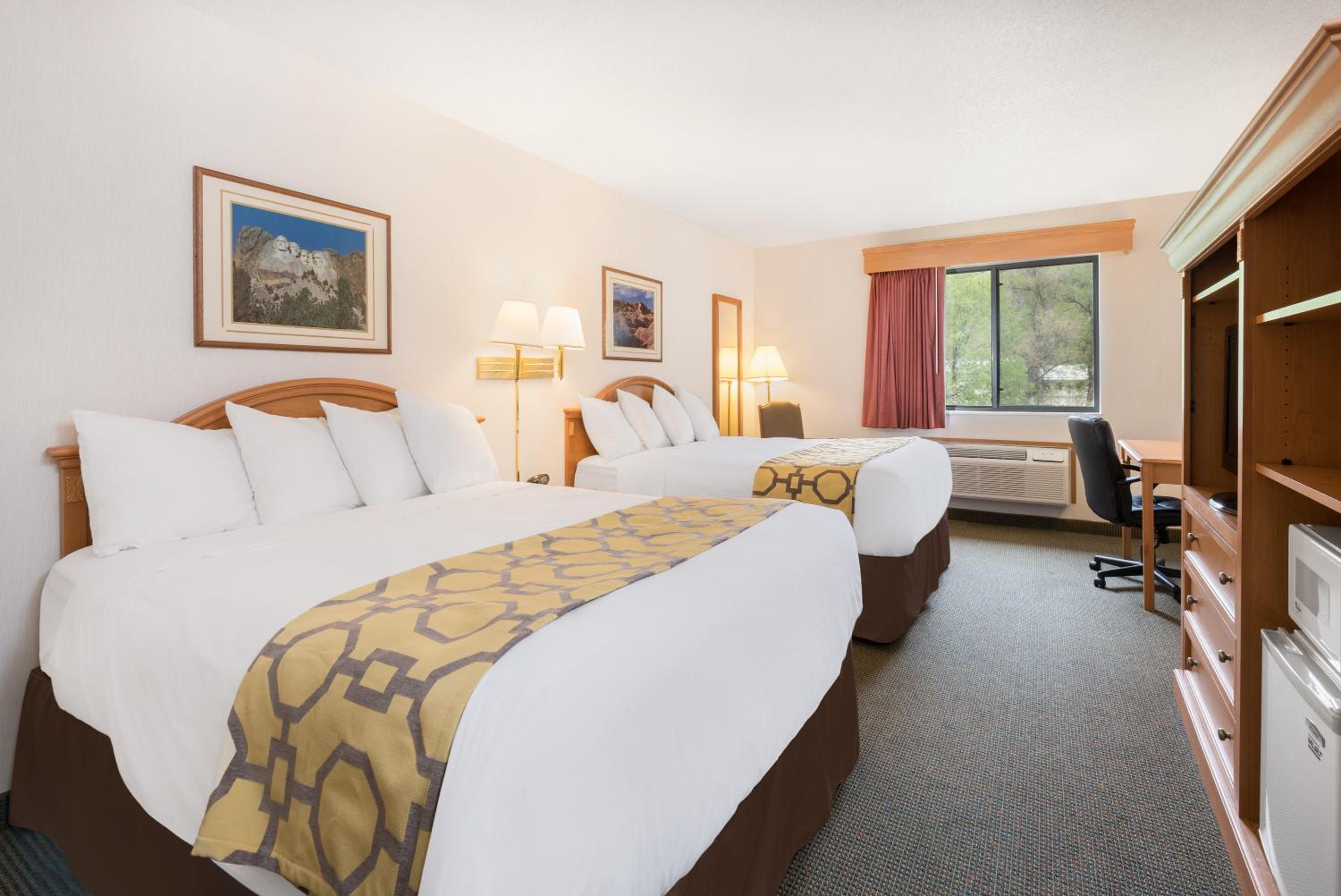 Queen Room with Two Queen Beds - Non-Smoking - Photo 4