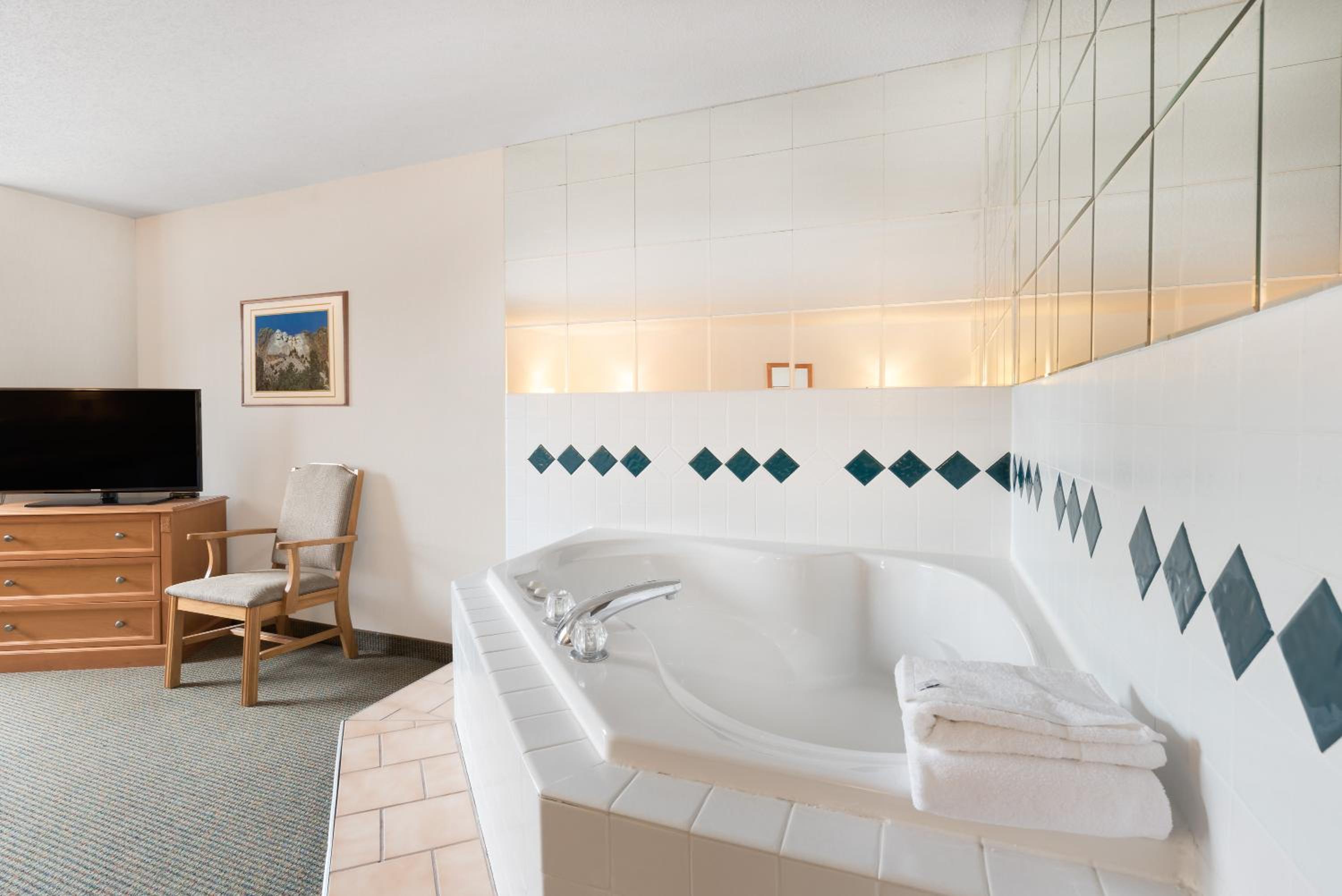 King Suite with Spa Bath - Photo 4