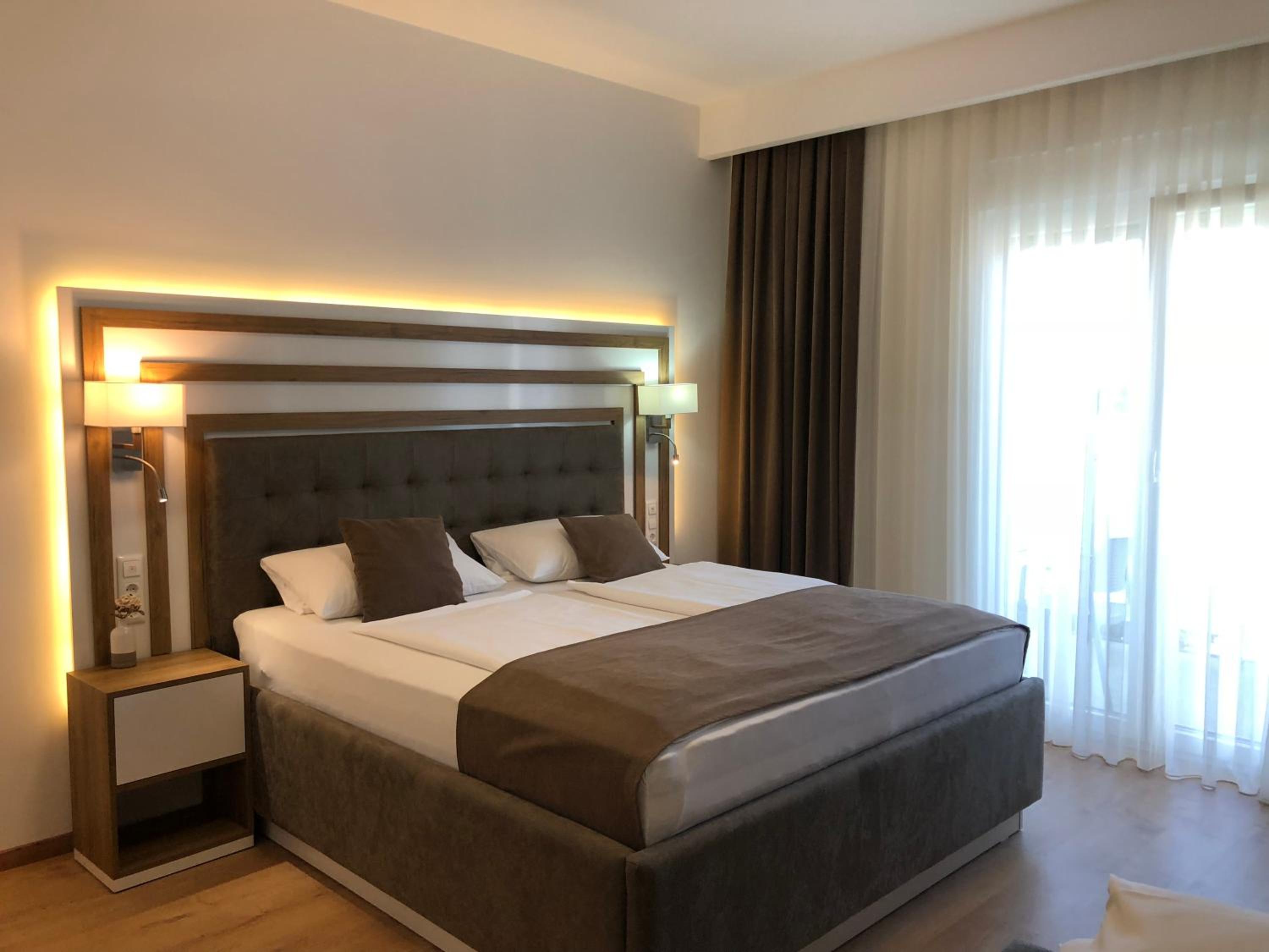Deluxe Double Room with Balcony - Photo 1