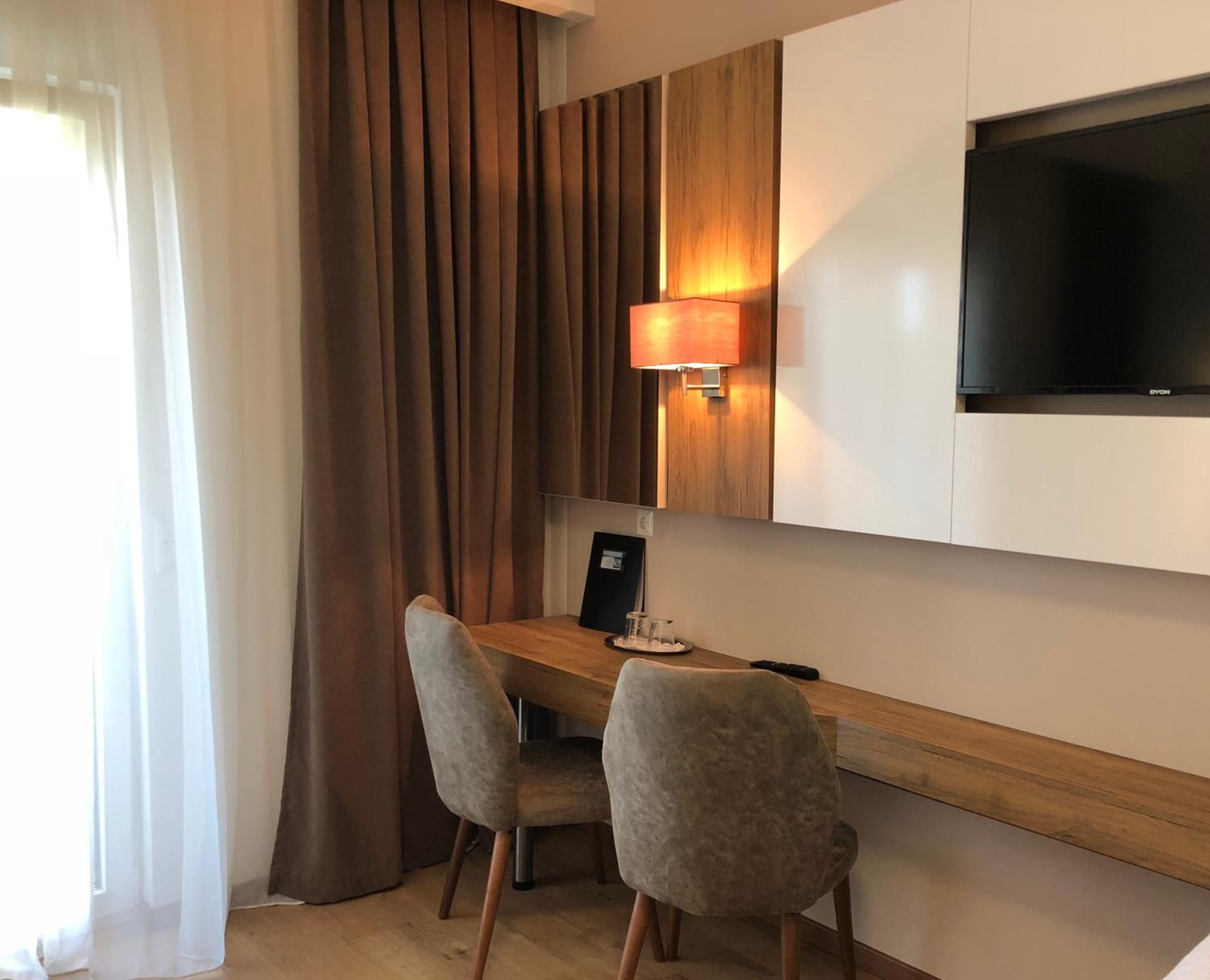 Deluxe Double Room with Balcony - Photo 3