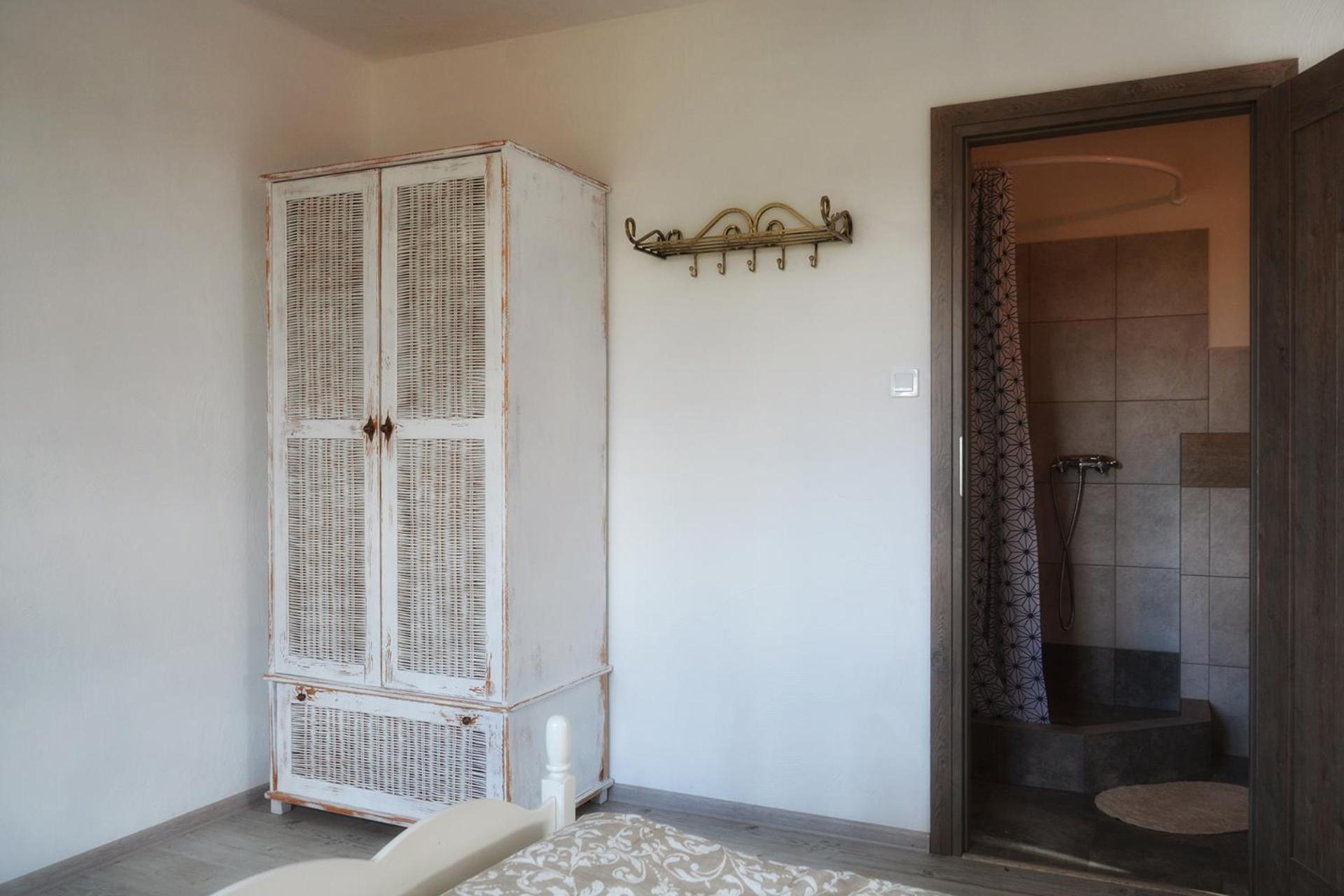 Double Room with Private Bathroom - Photo 2