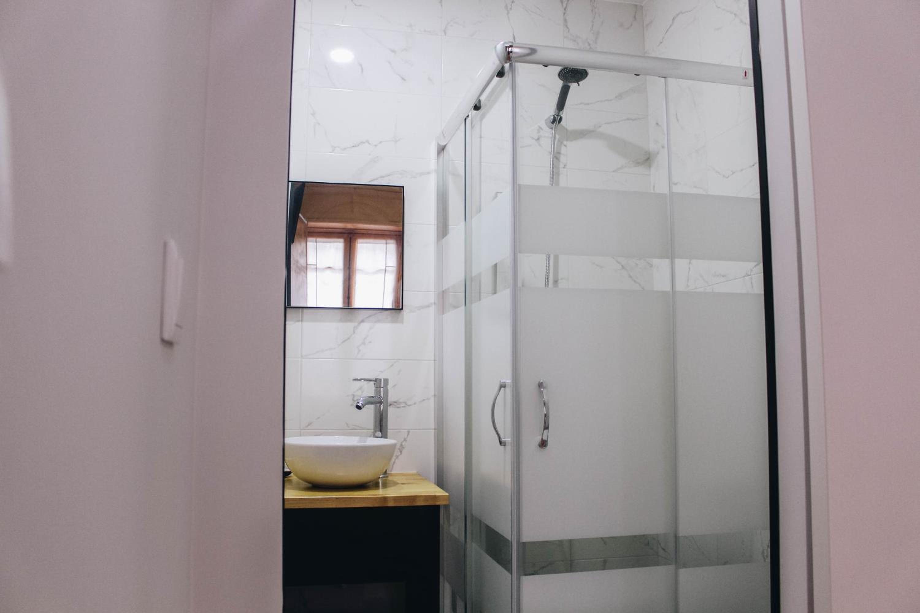 Double Room with Private Bathroom - Photo 6