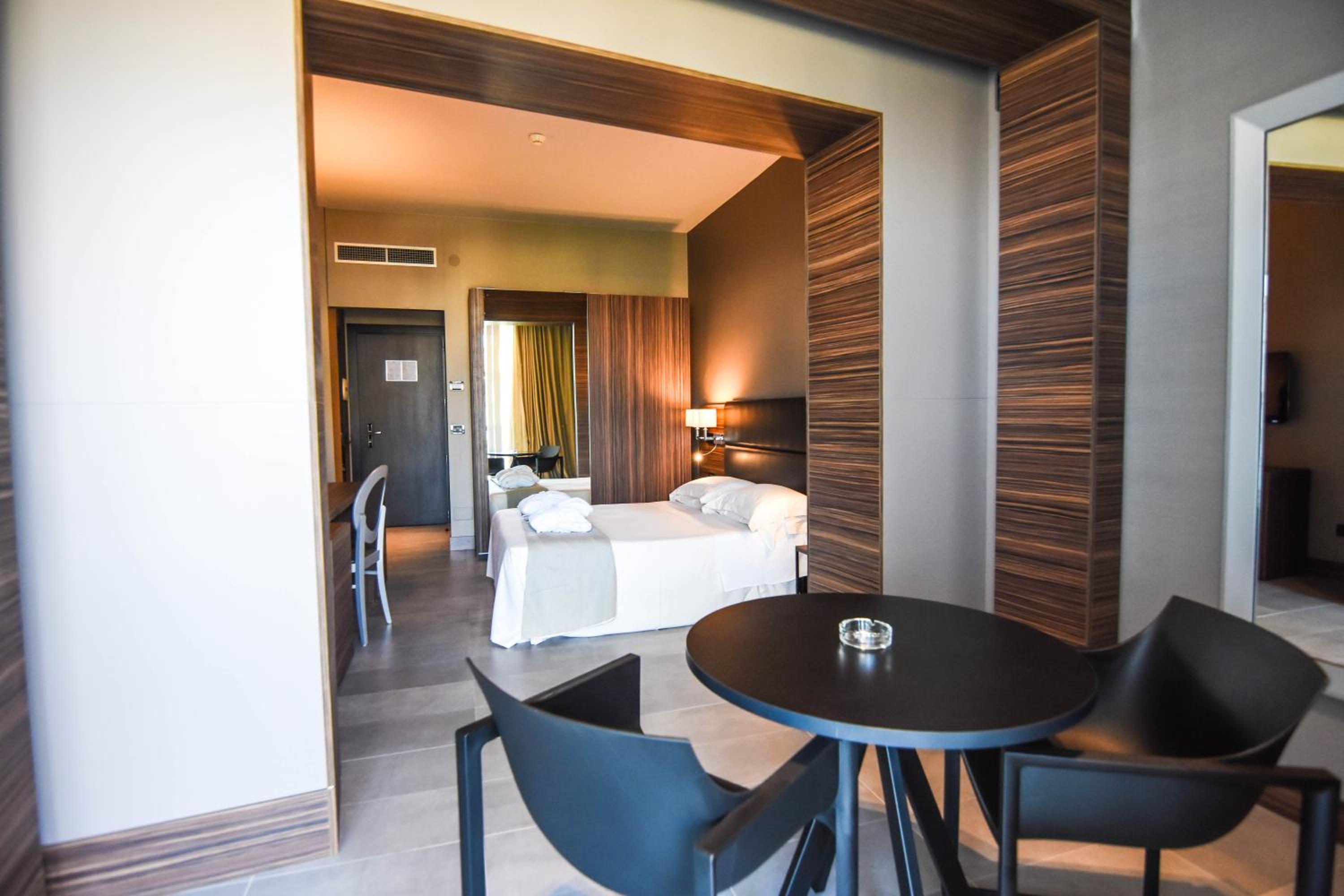 Standard Double or Twin Room - Photo 2
