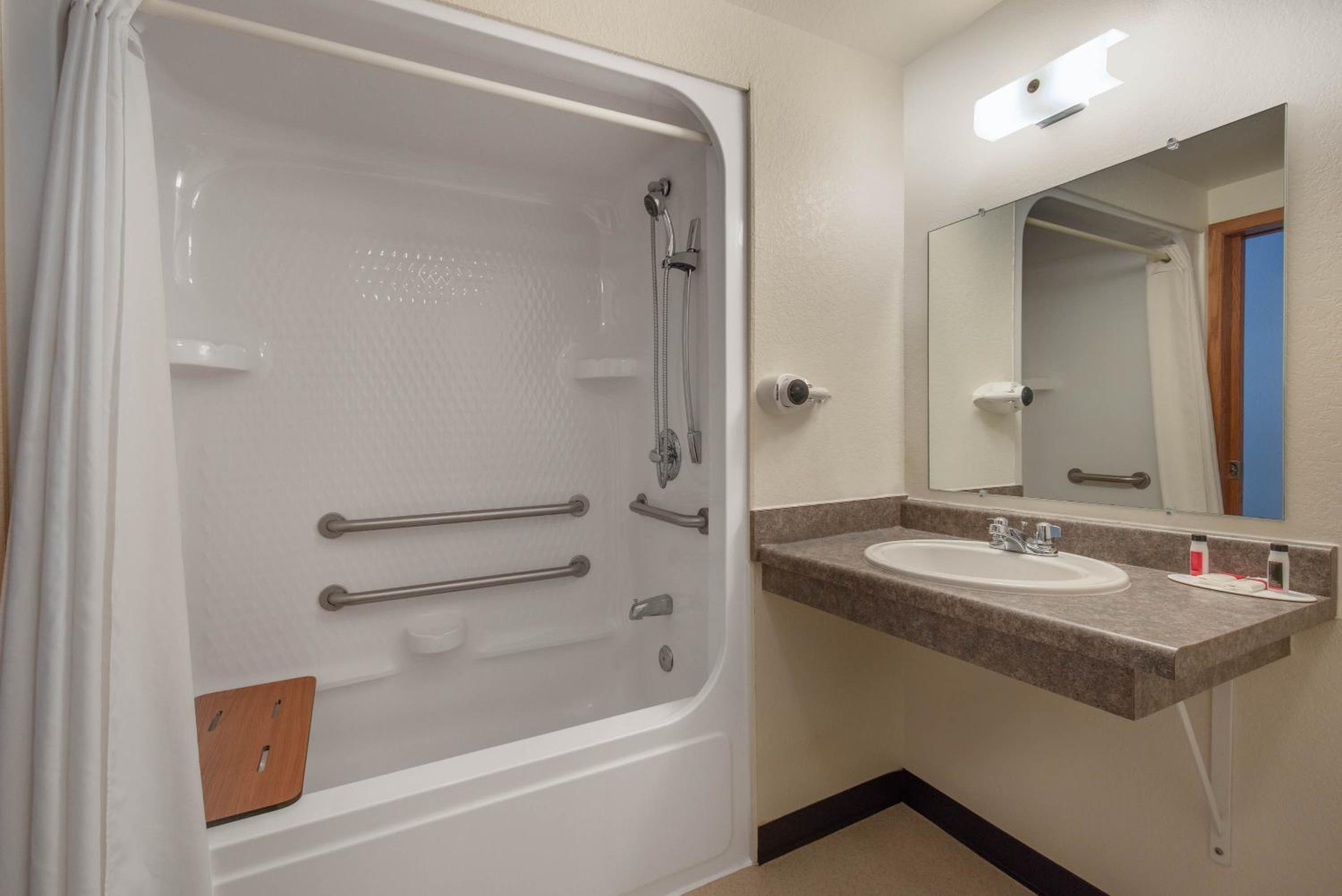 Queen Room - Disability Access/Non-Smoking photo 2