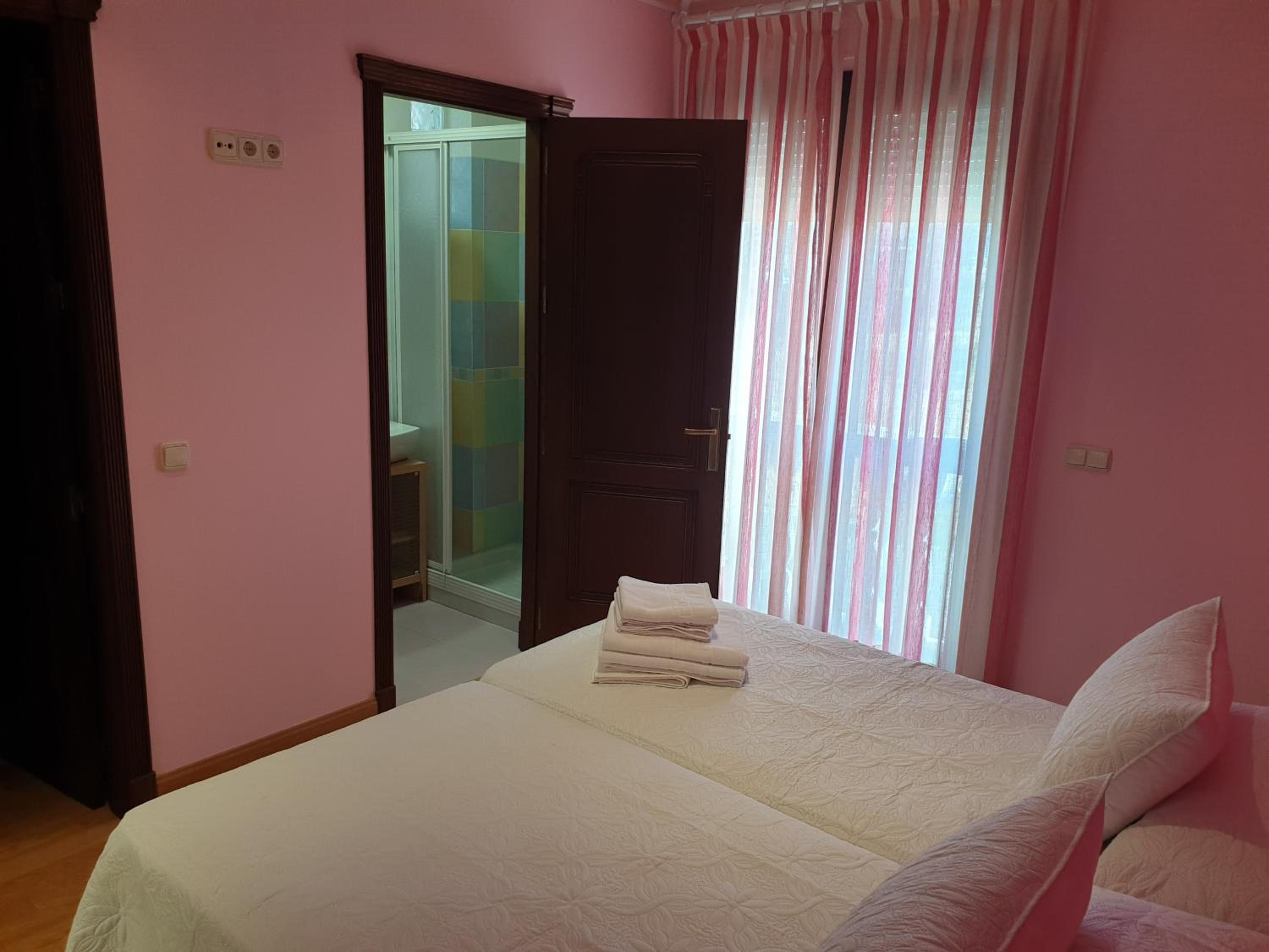 Twin Room with Private Bathroom - Photo 4