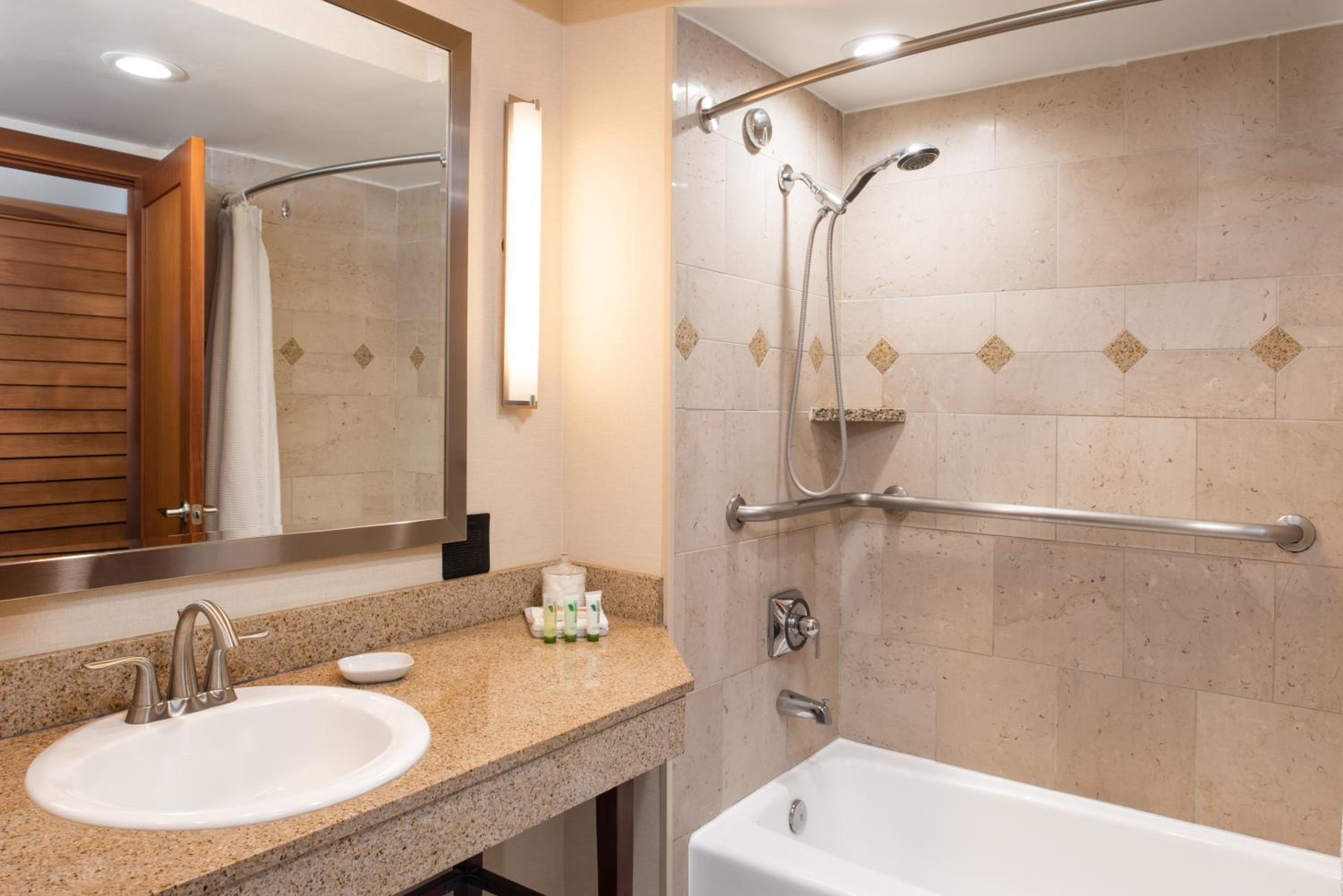 Standard Queen Non View Accessible Room - Photo 4