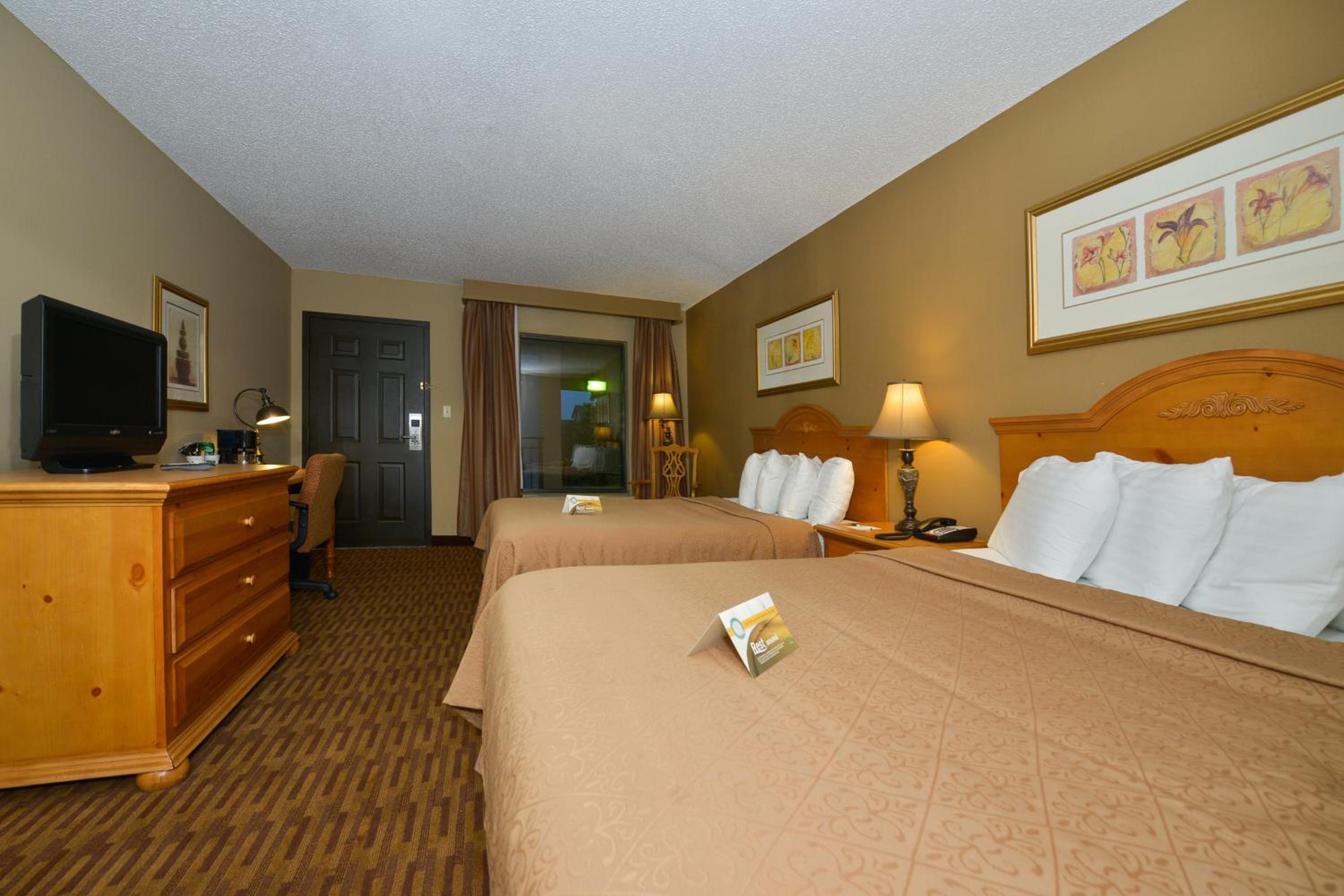 Queen Room with Two Queen Beds - Non-Smoking photo 2