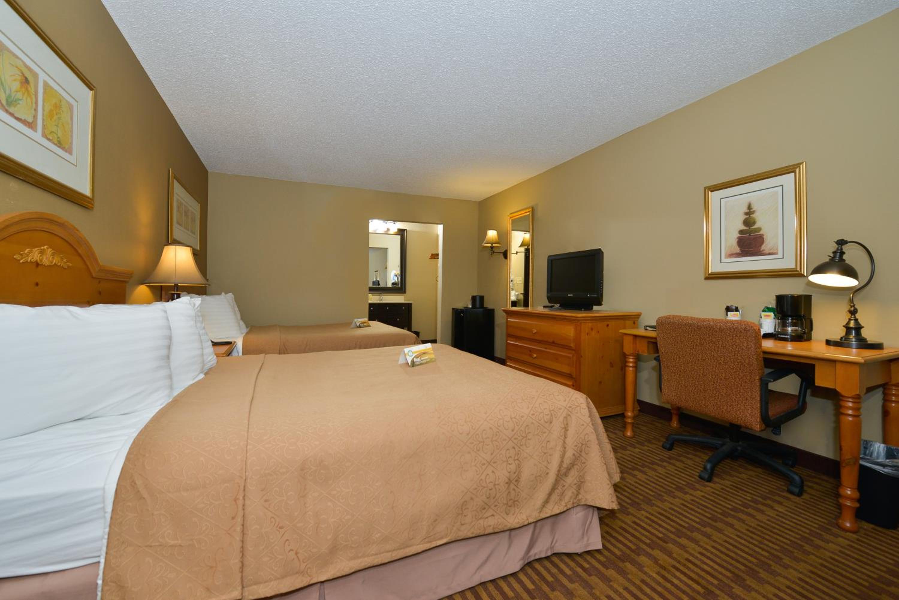 Queen Room with Two Queen Beds - Non-Smoking photo 1