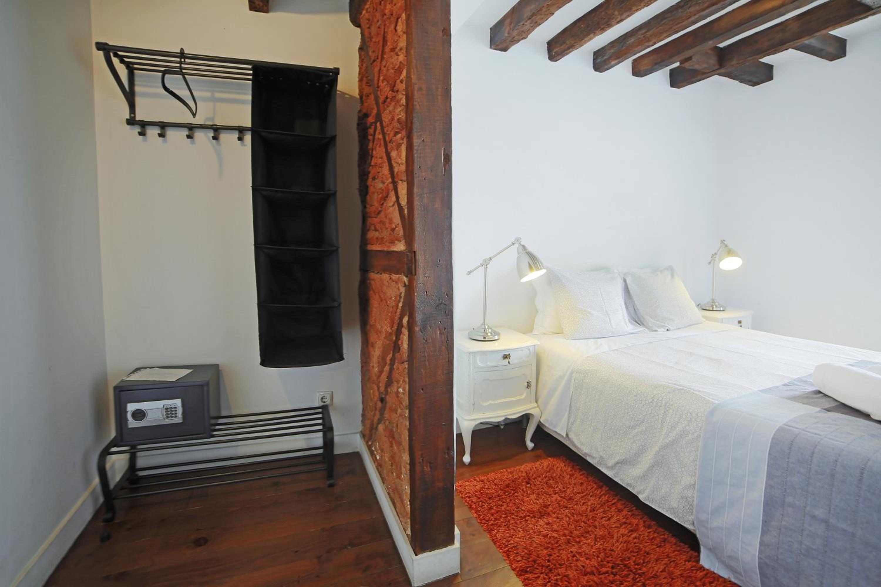 Deluxe Double Room with private bathroom and Castle View - Photo 8