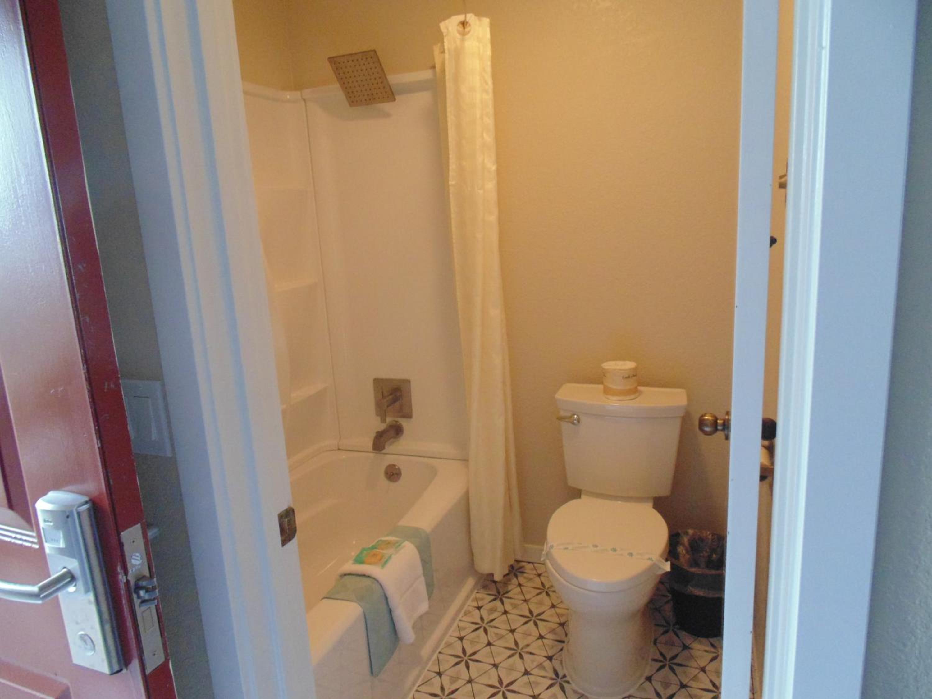 Queen Room with Two Queen Beds and Water View - Photo 5