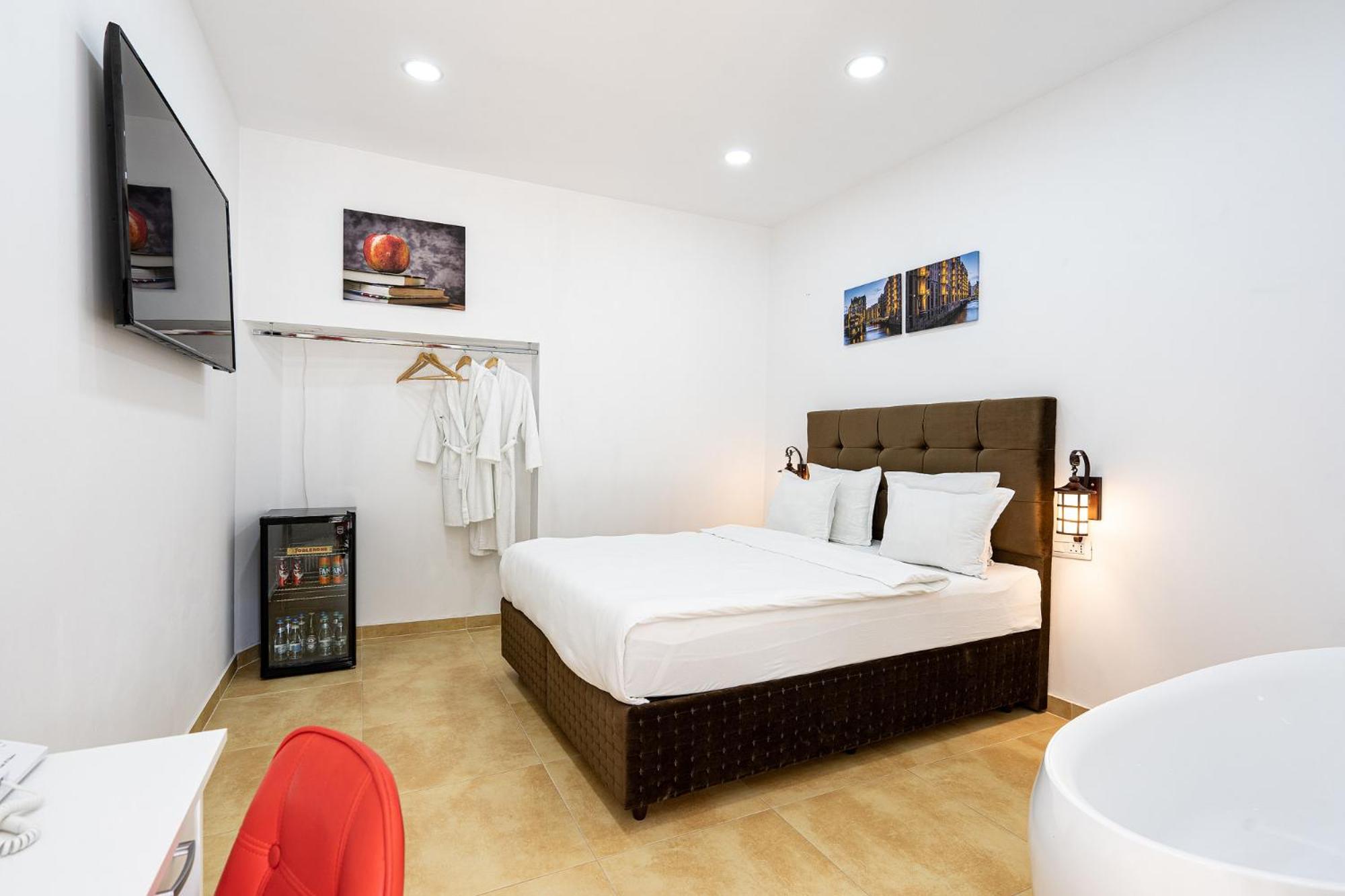 Room 2 Deluxe double en-suite with freestanding bath, 1 car parking space - Photo 1