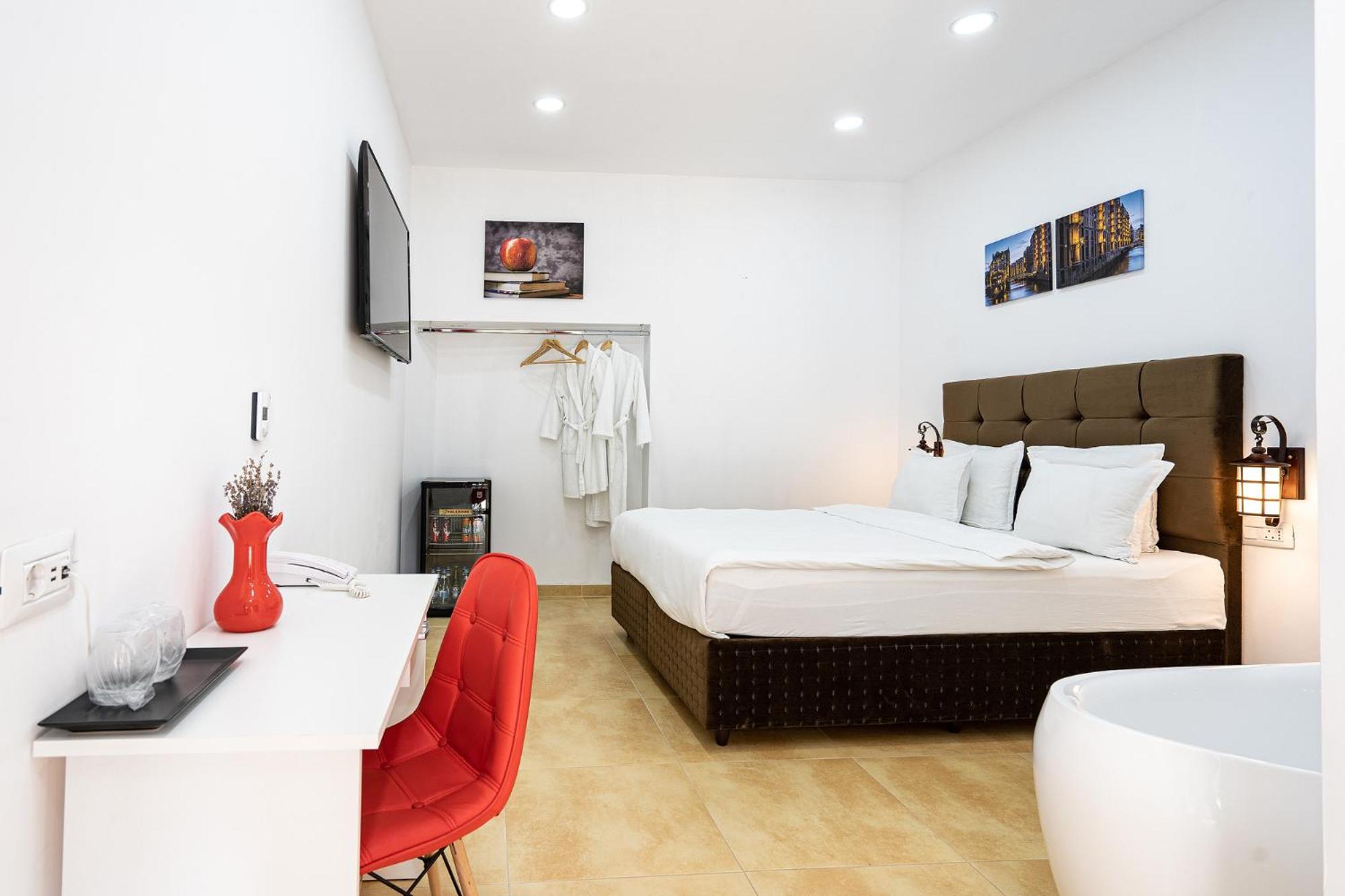 Room 2 Deluxe double en-suite with freestanding bath, 1 car parking space - Photo 5