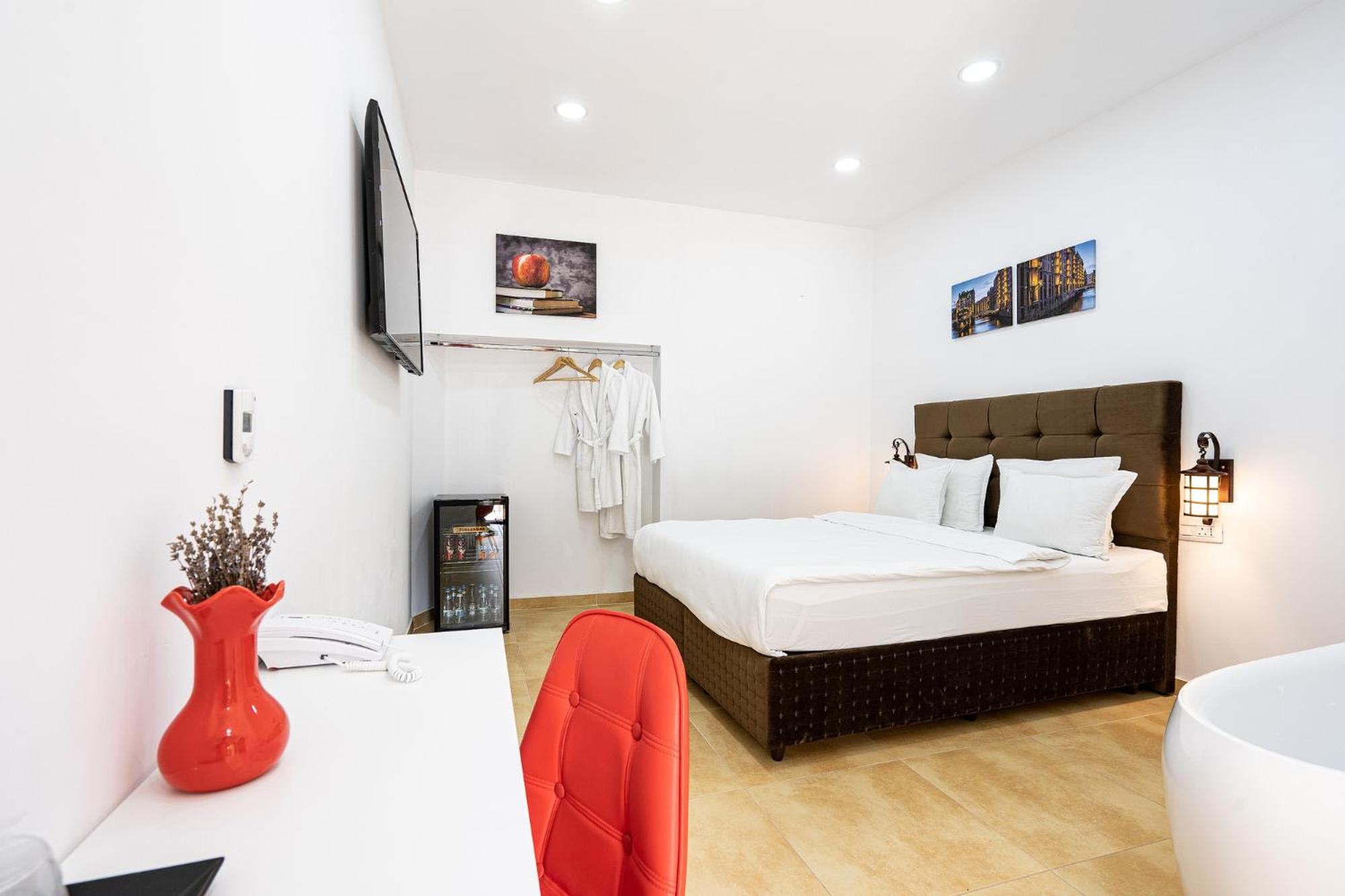 Room 2 Deluxe double en-suite with freestanding bath, 1 car parking space - Photo 6