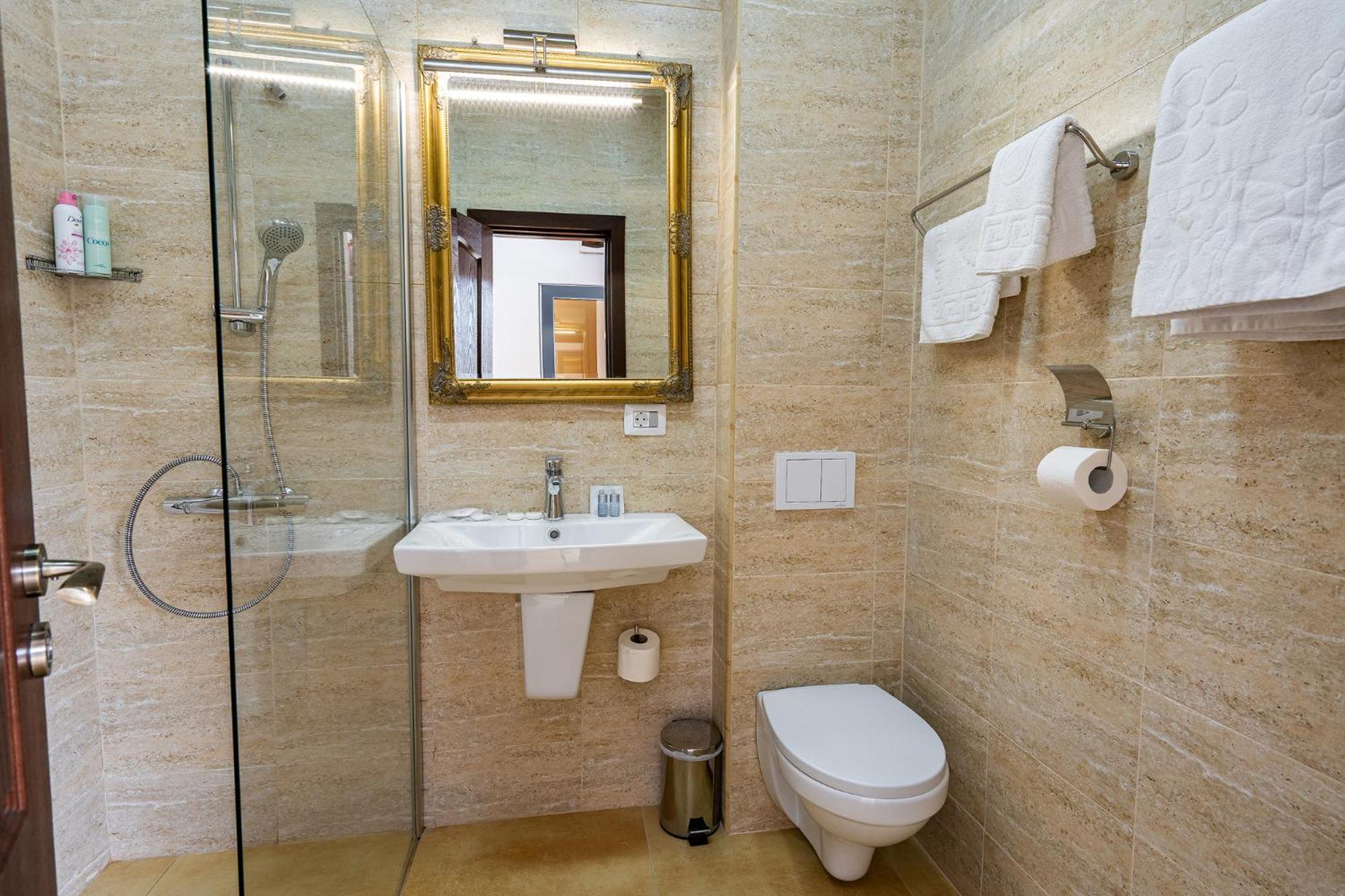 Room 2 Deluxe double en-suite with freestanding bath, 1 car parking space - Photo 7