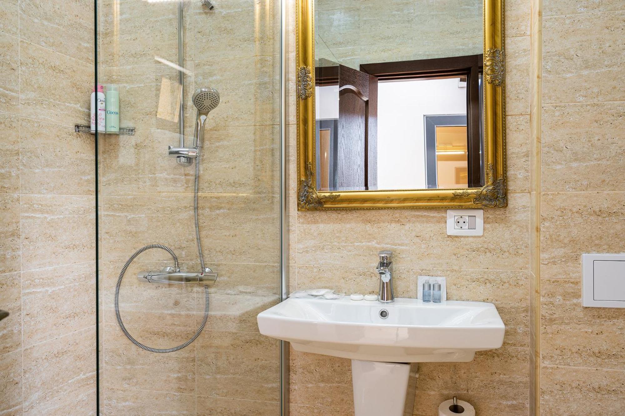 Room 2 Deluxe double en-suite with freestanding bath, 1 car parking space - Photo 8