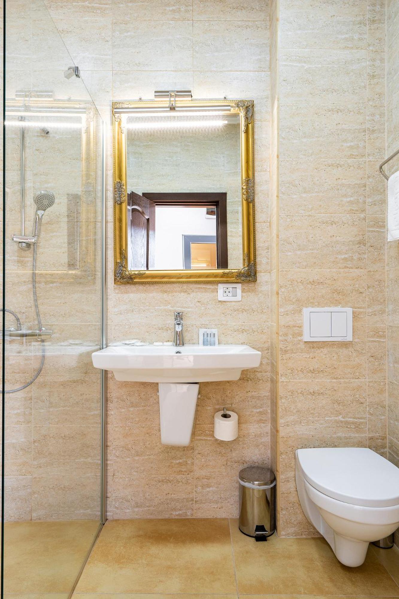 Room 2 Deluxe double en-suite with freestanding bath, 1 car parking space - Photo 9
