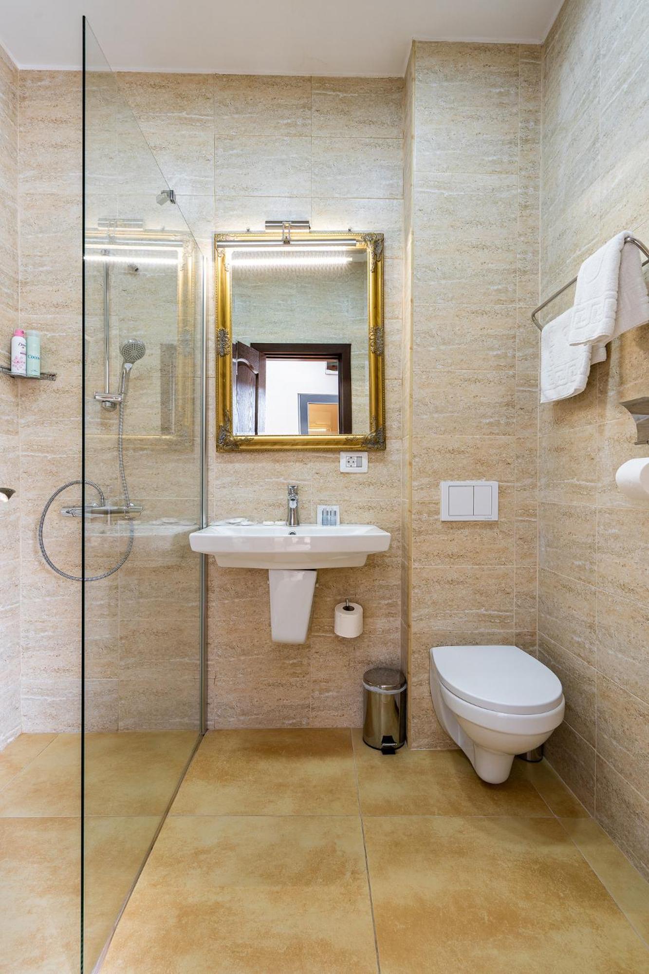 Room 2 Deluxe double en-suite with freestanding bath, 1 car parking space - Photo 10