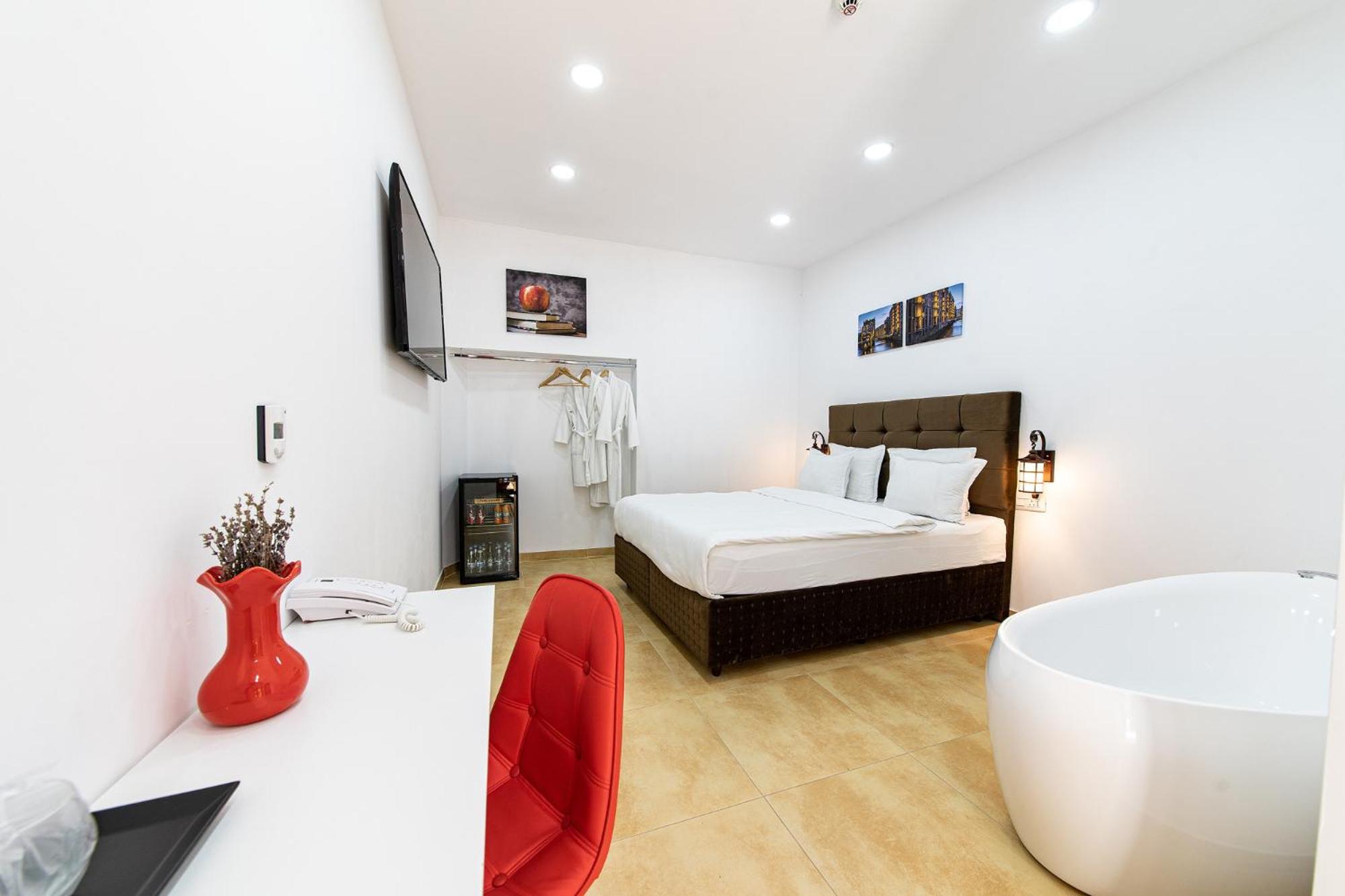 Room 2 Deluxe double en-suite with freestanding bath, 1 car parking space - Photo 2