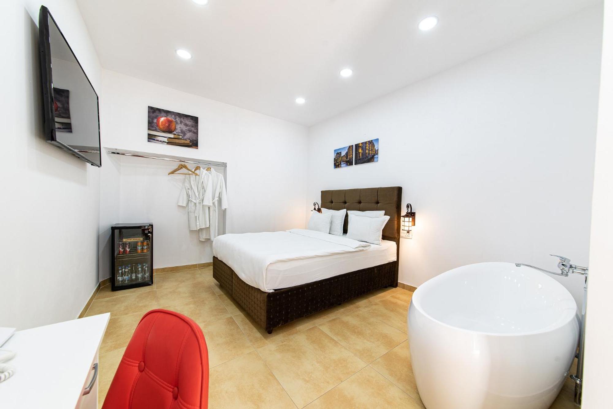 Room 2 Deluxe double en-suite with freestanding bath, 1 car parking space - Photo 3