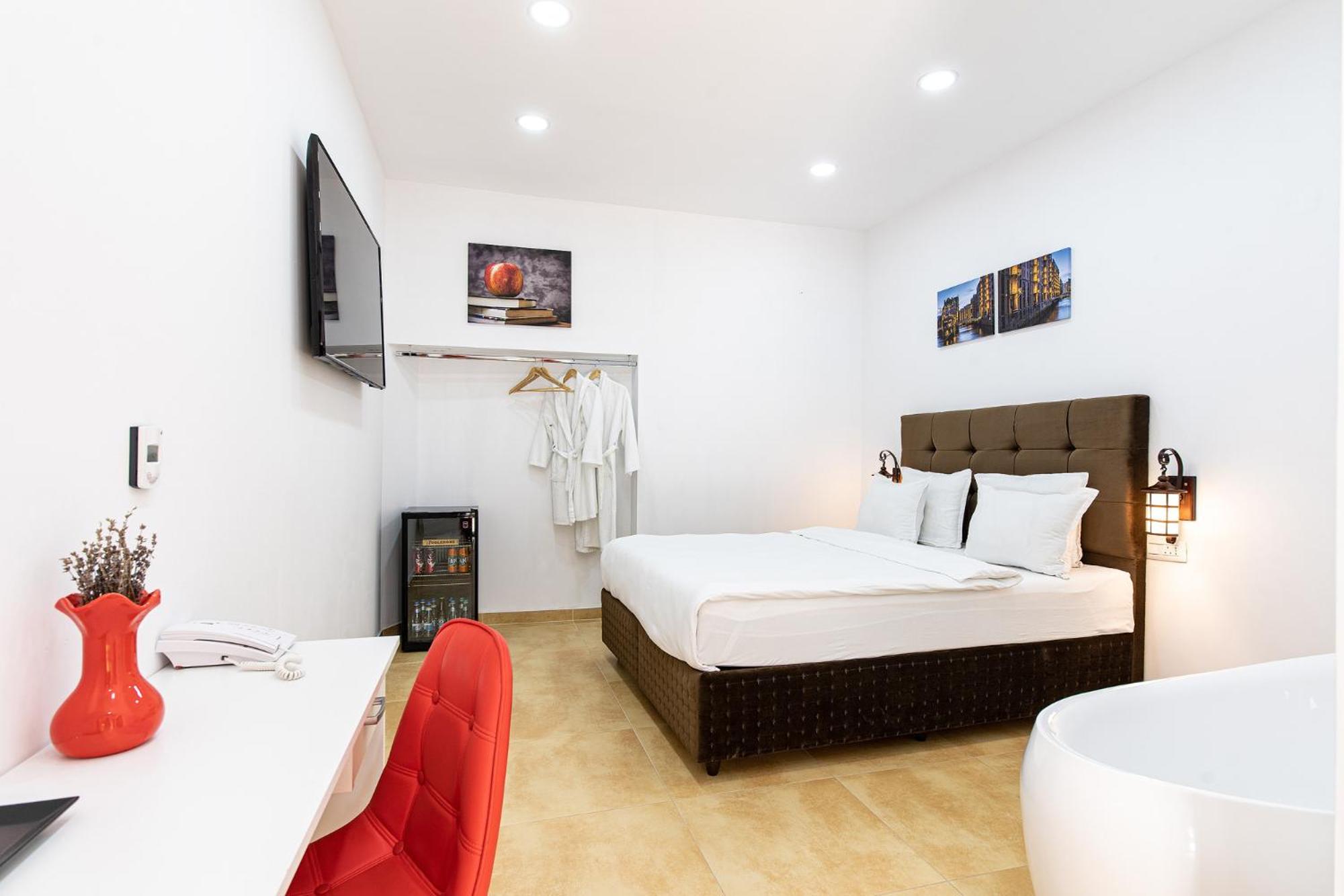 Room 2 Deluxe double en-suite with freestanding bath, 1 car parking space - Photo 4