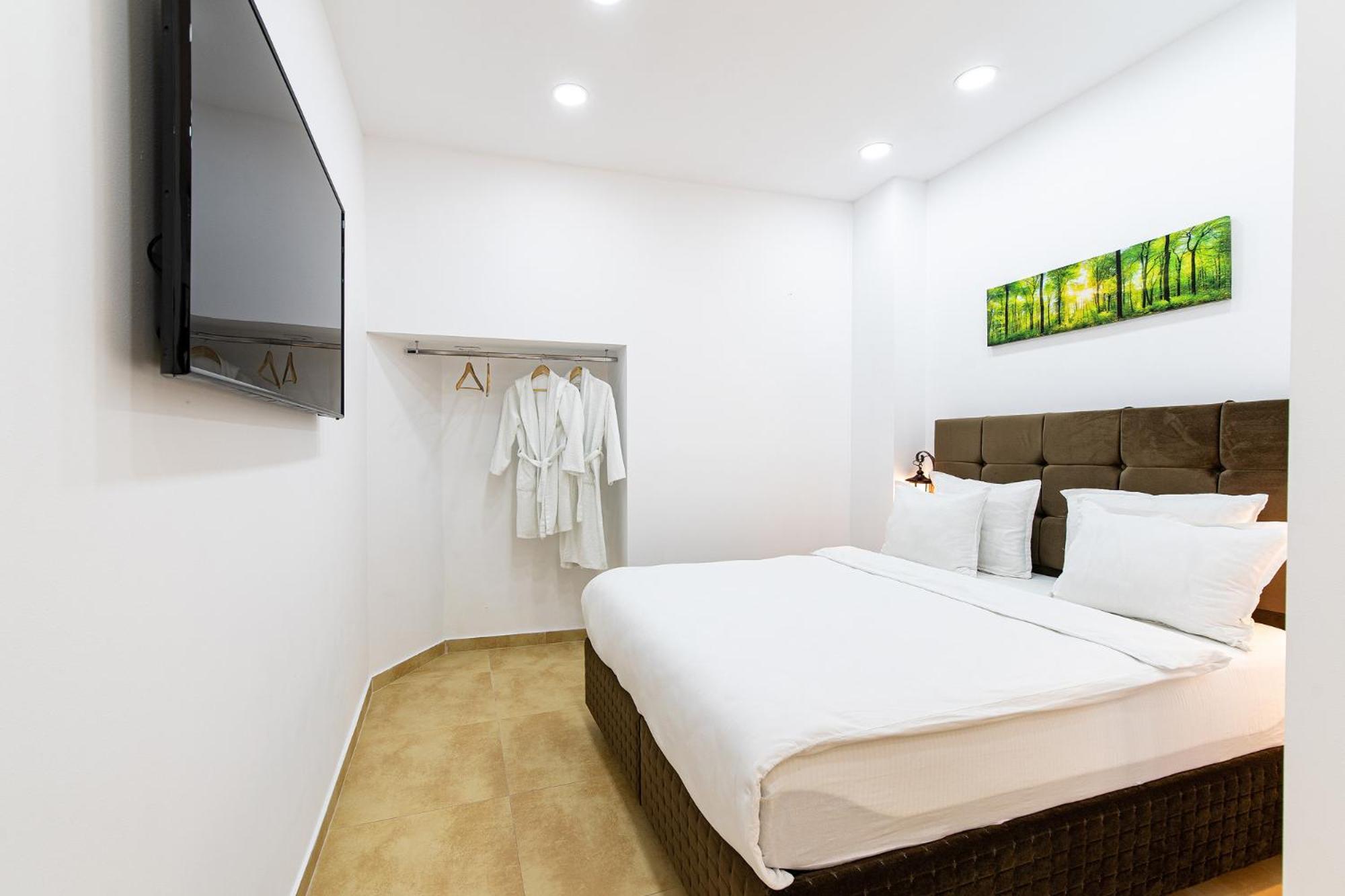 Deluxe double - room 1, 1 car parking space - Photo 1