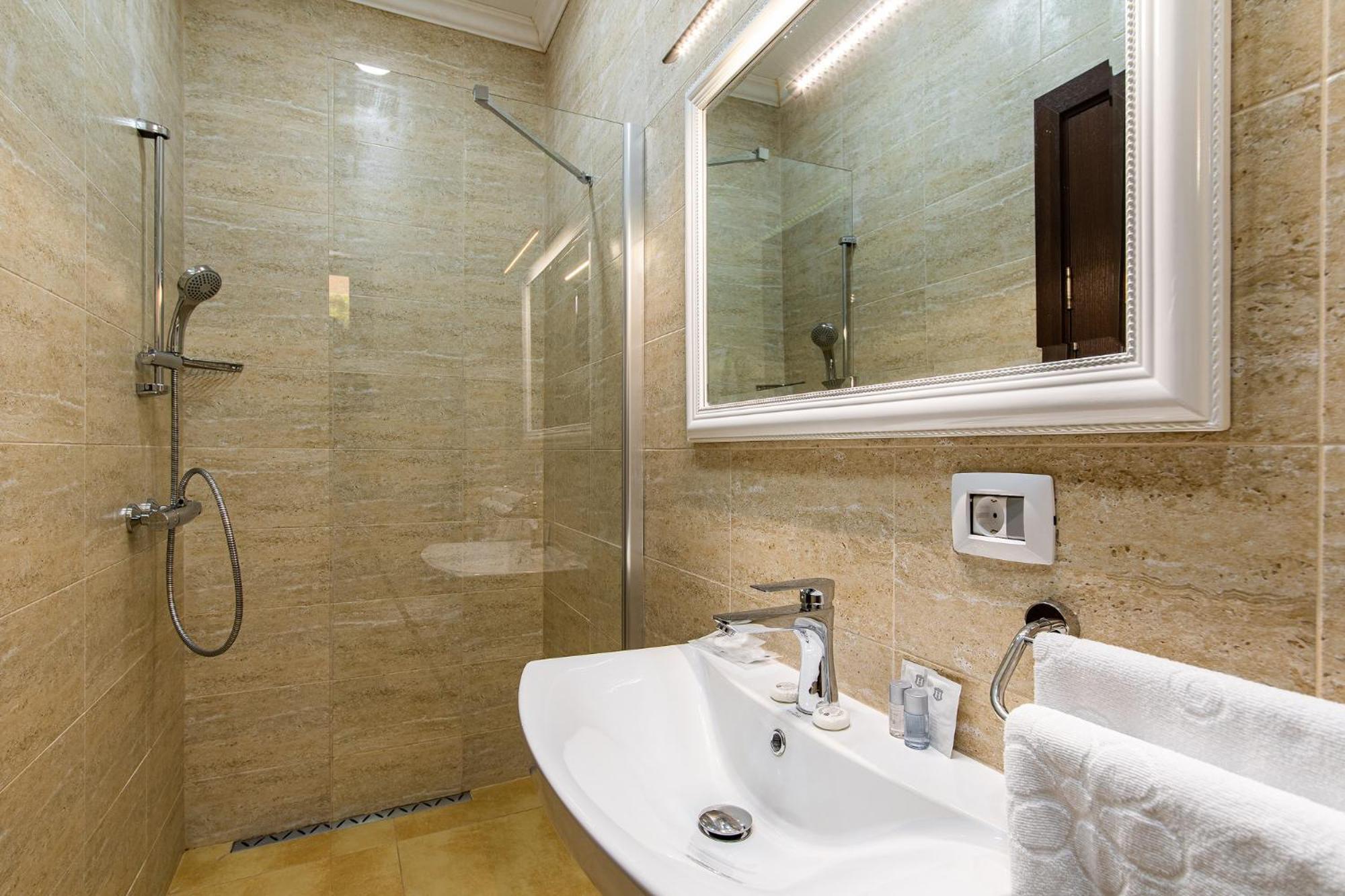 Deluxe double - room 1, 1 car parking space - Photo 3