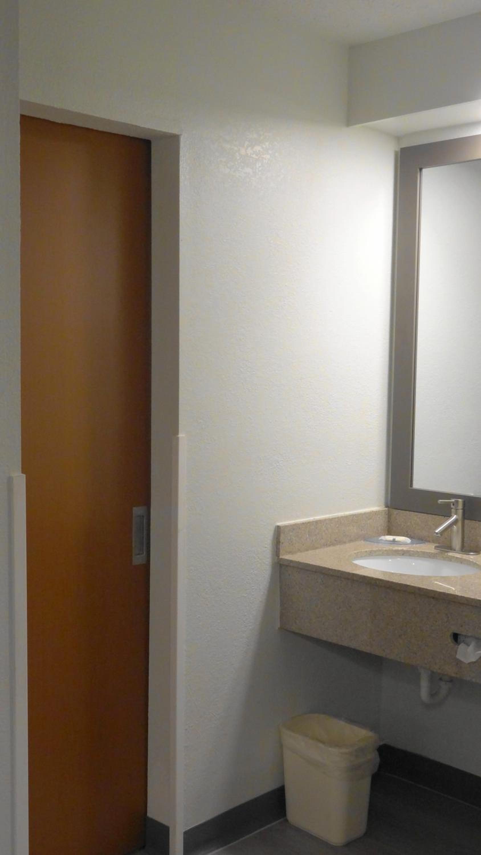 Queen Room Disability Access- Non Smoking - Photo 2