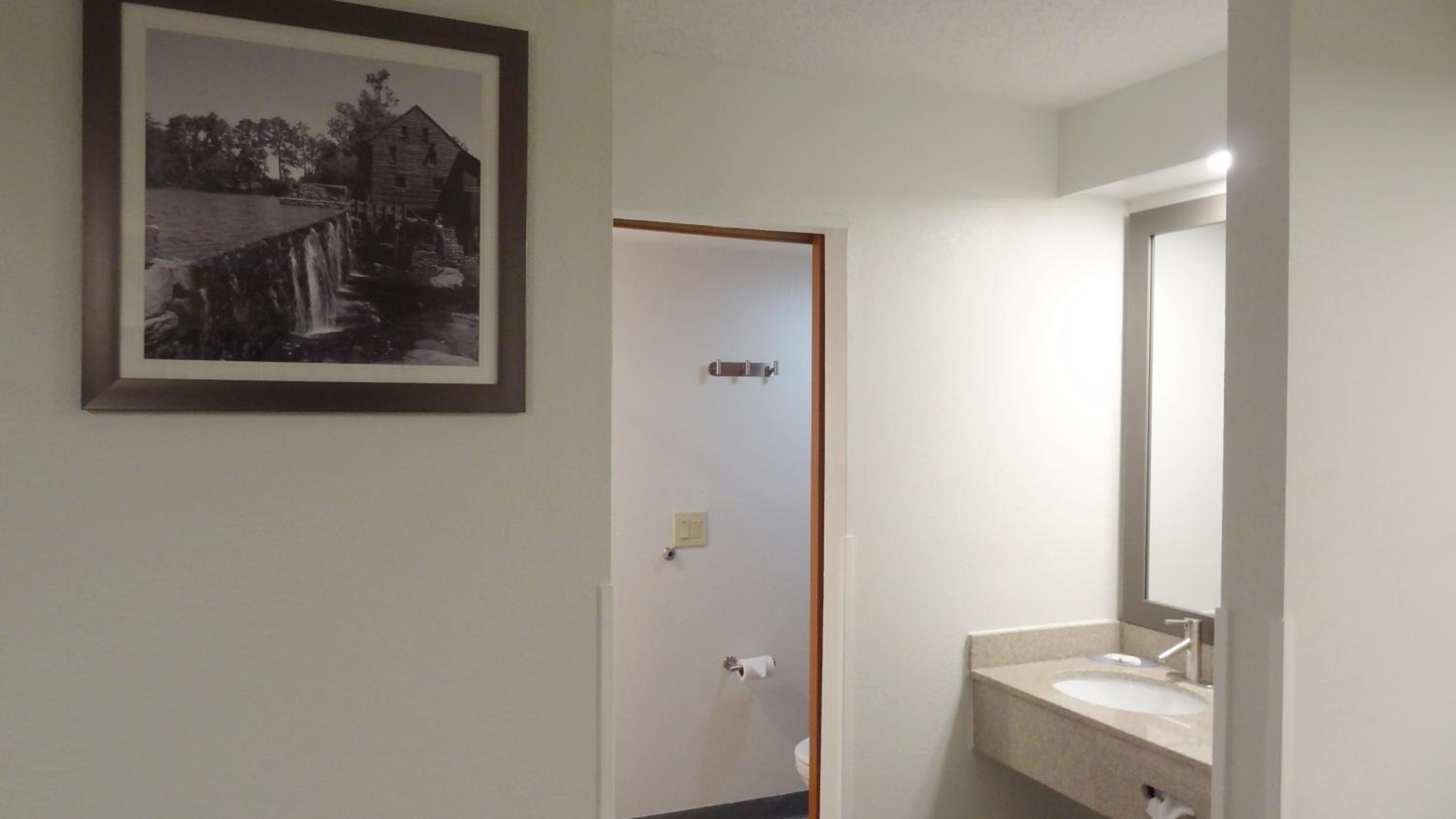 Queen Room Disability Access- Non Smoking - Photo 3