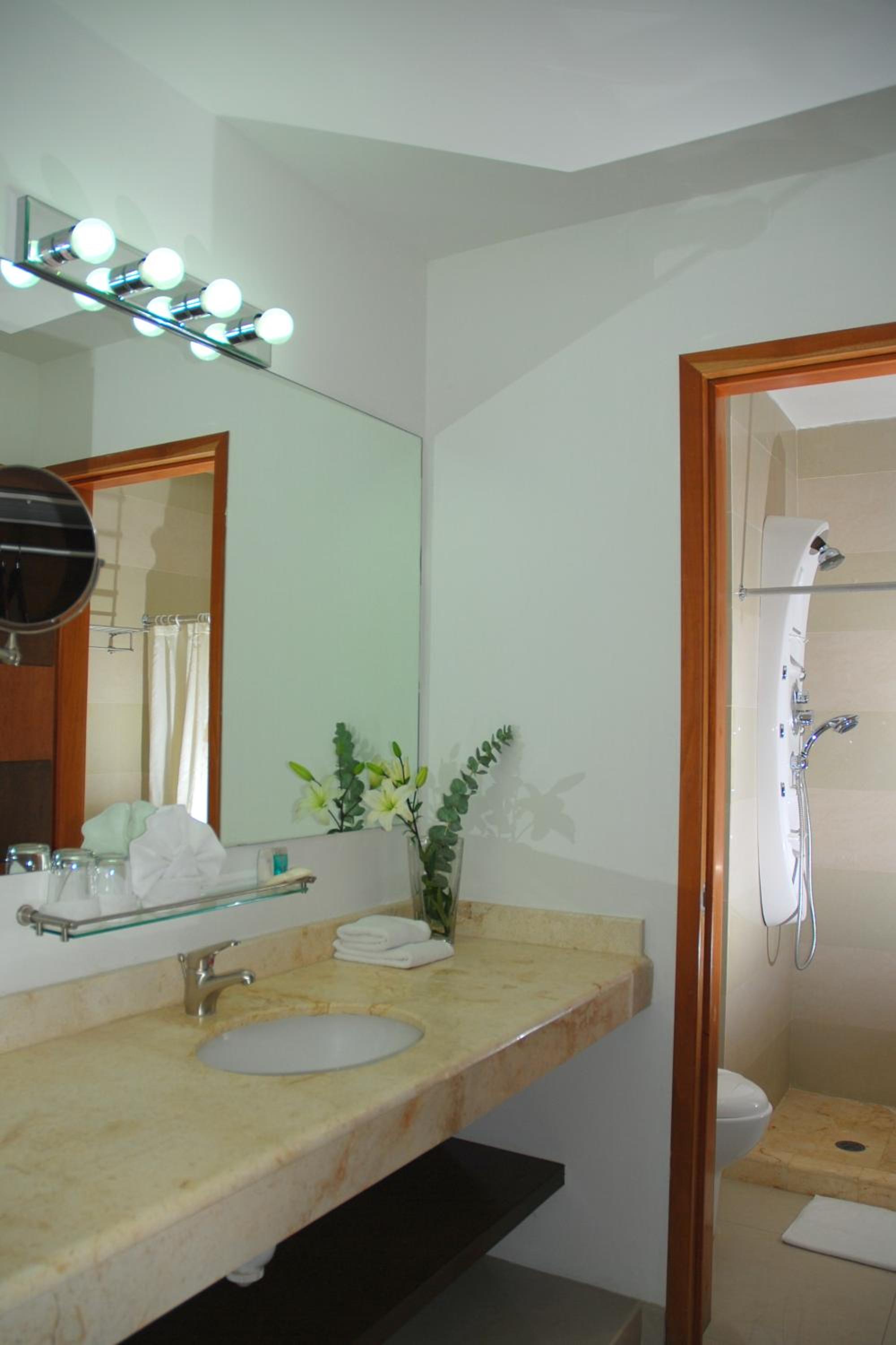 Deluxe Bay View with King bed - Photo 3