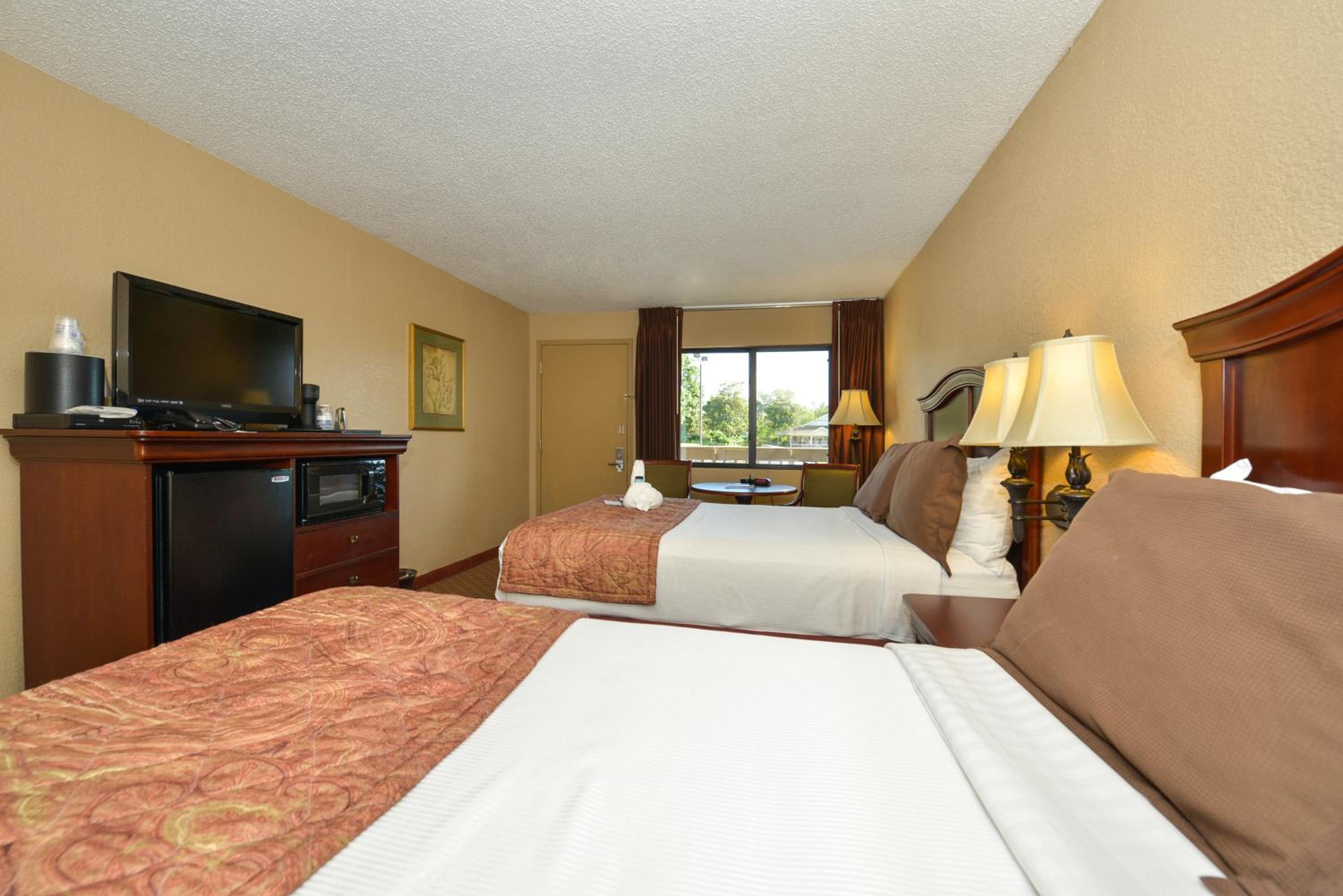 Queen Room with One Queen Bed - Non-Smoking - Photo 1