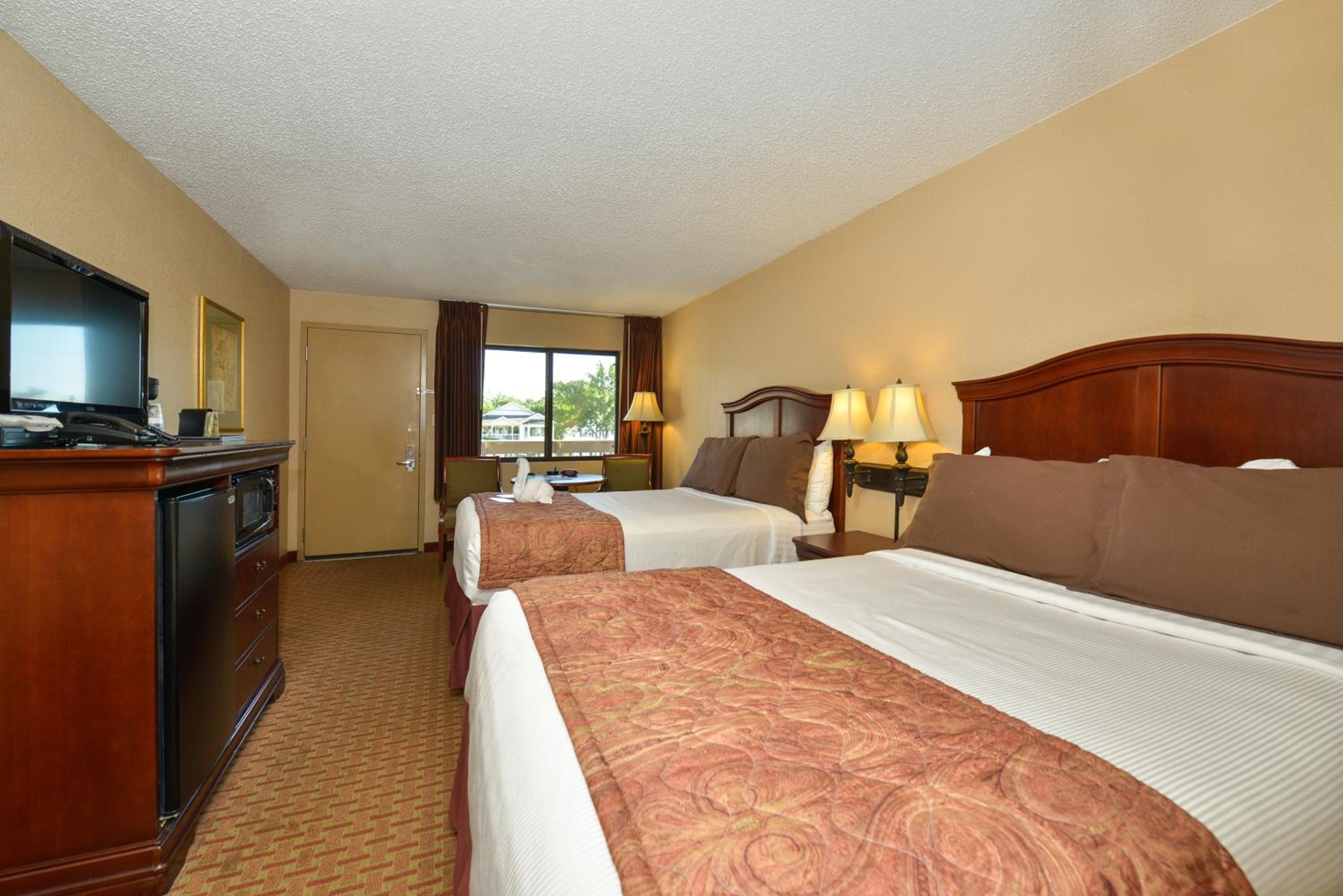Queen Room with One Queen Bed - Non-Smoking - Photo 3