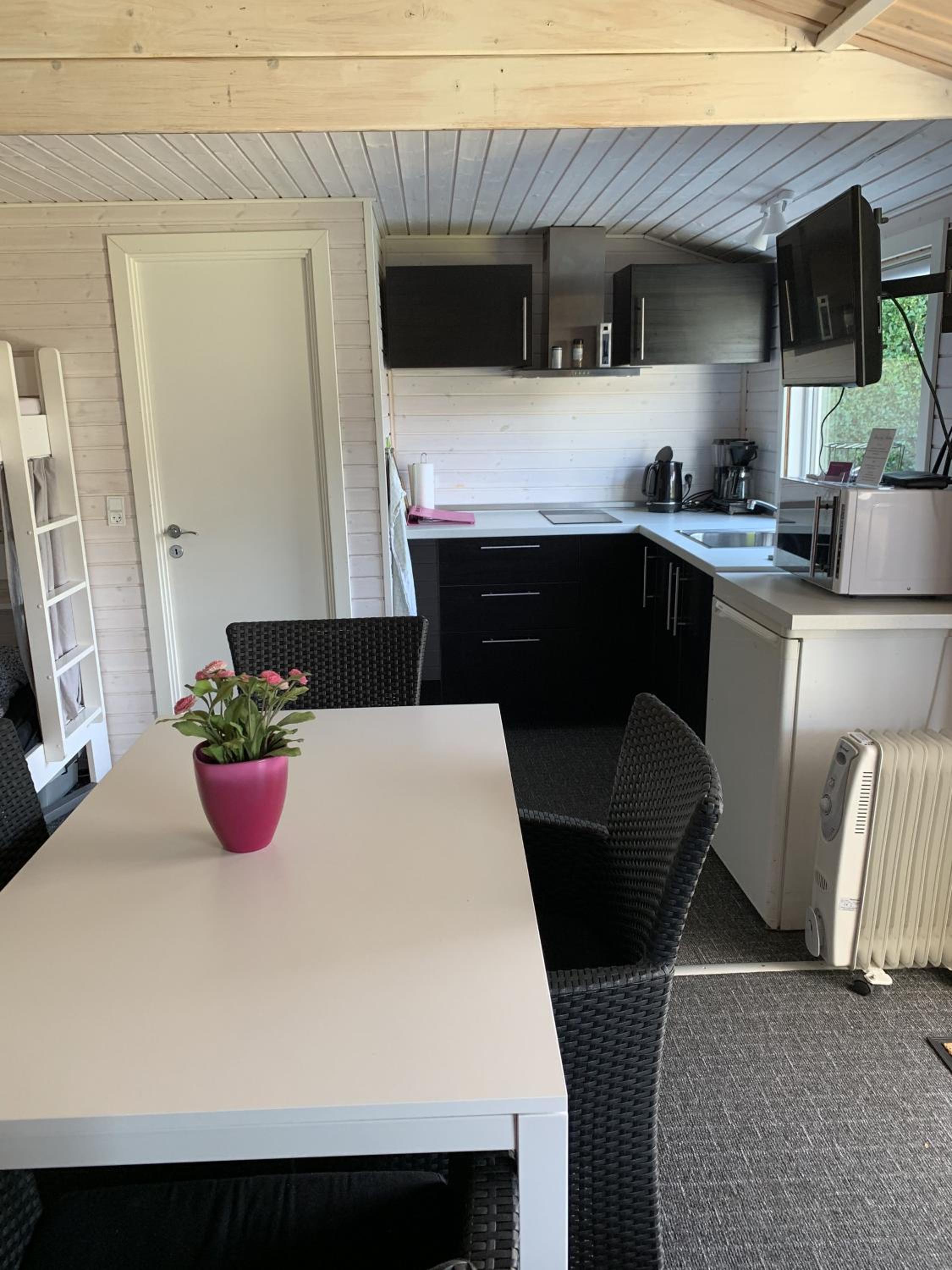 Family Room with Private Bathroom - Photo 7