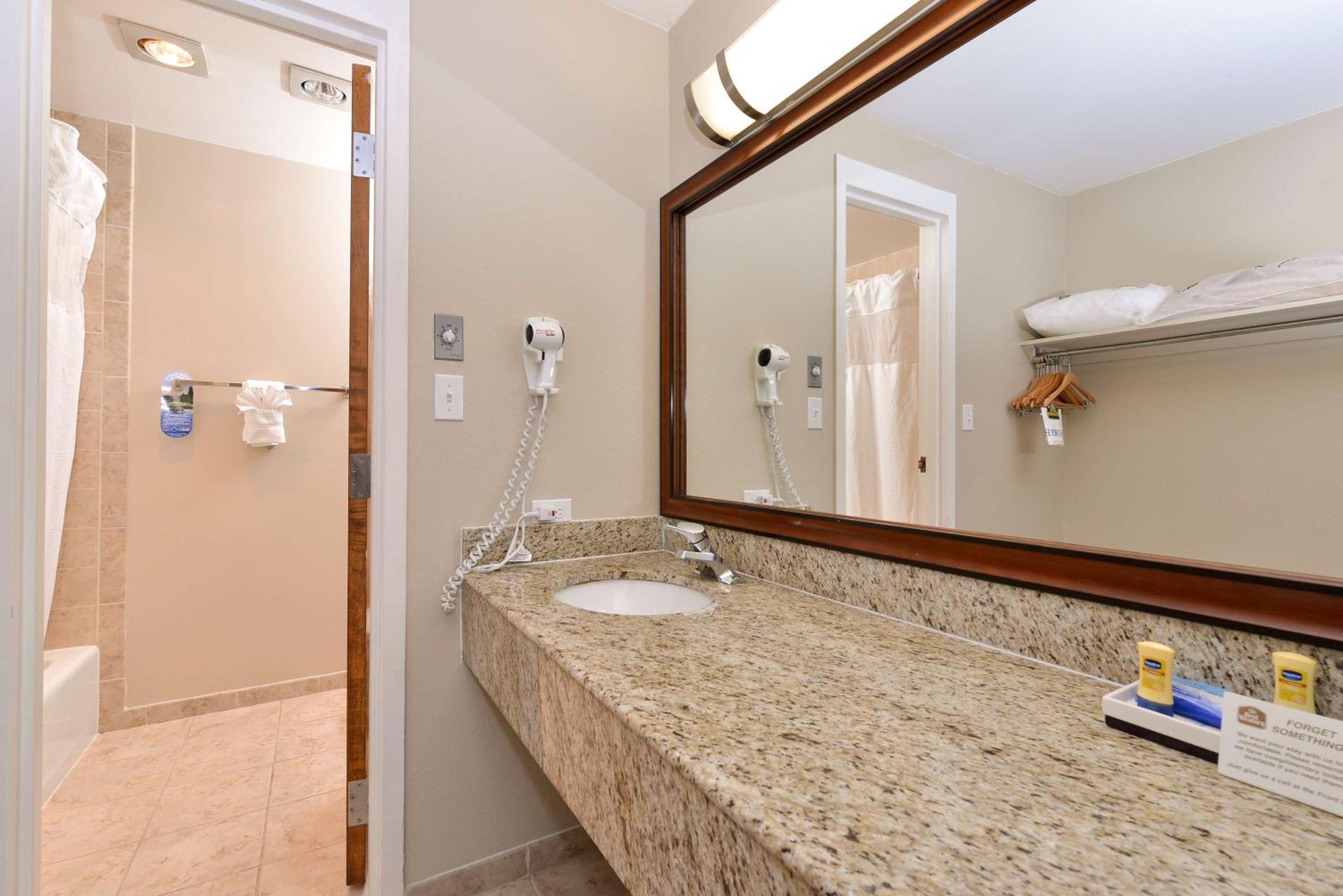 King Room - Exterior Access/Non-Smoking - Photo 7