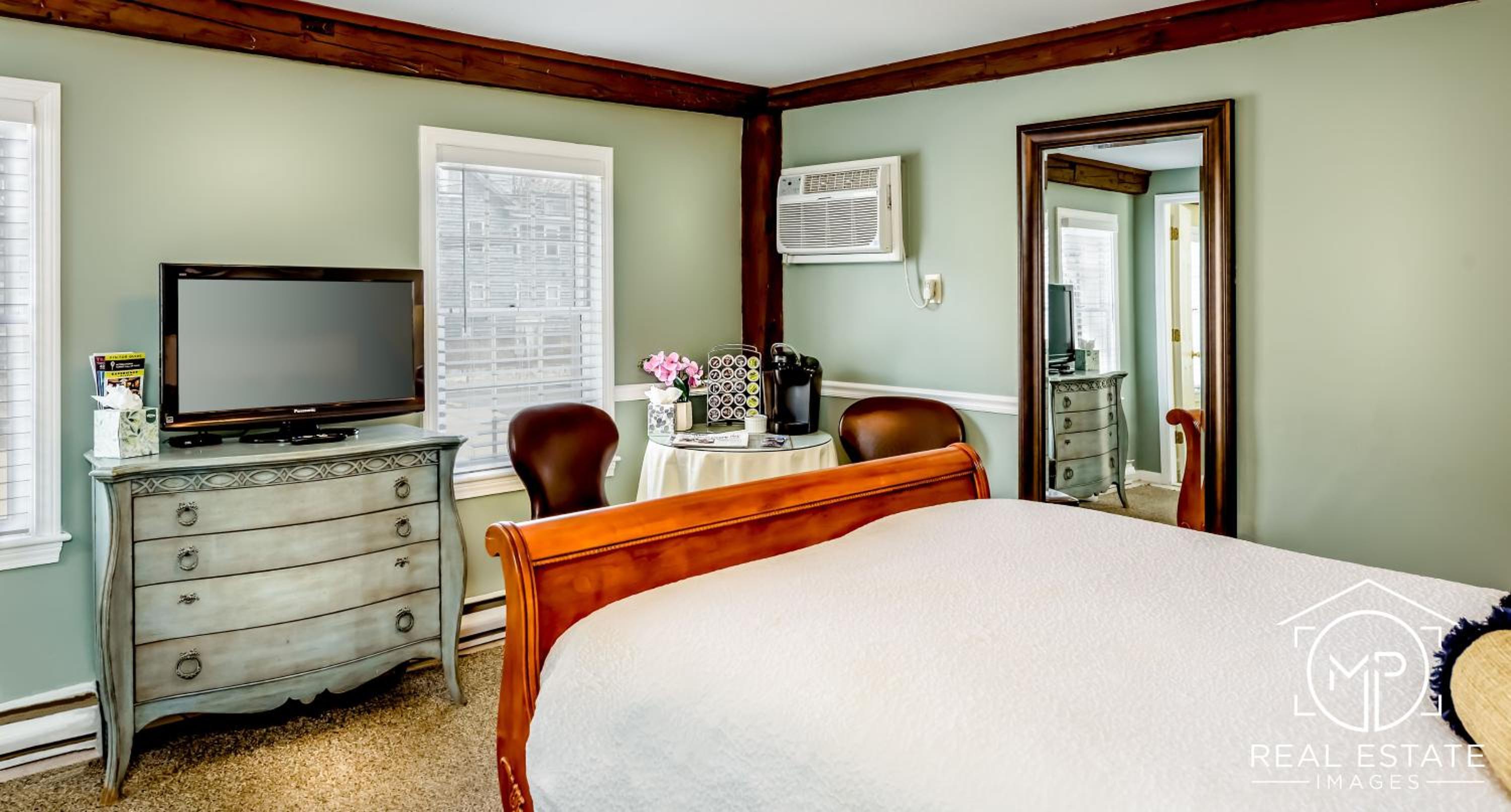 Room 1 - Pewter Room - Queen Bed photo 1