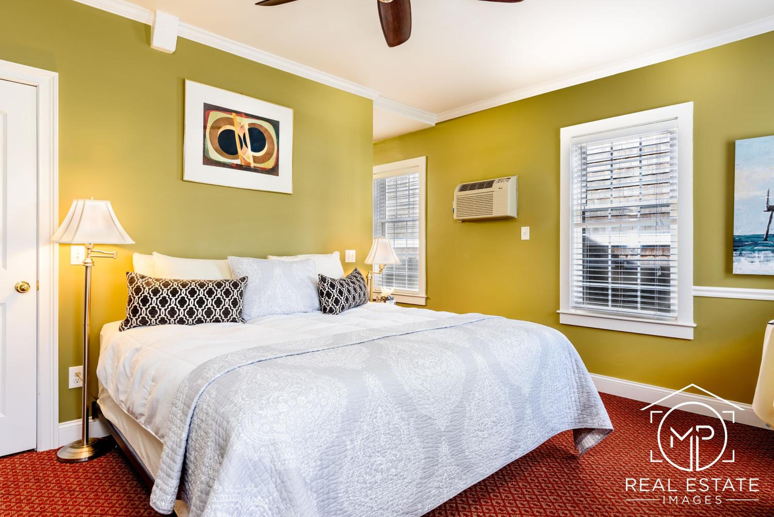 Room 7 - Brittany Room - Studio Suite 1 King Bed and 1 Queen Pull Out Couch photo 3
