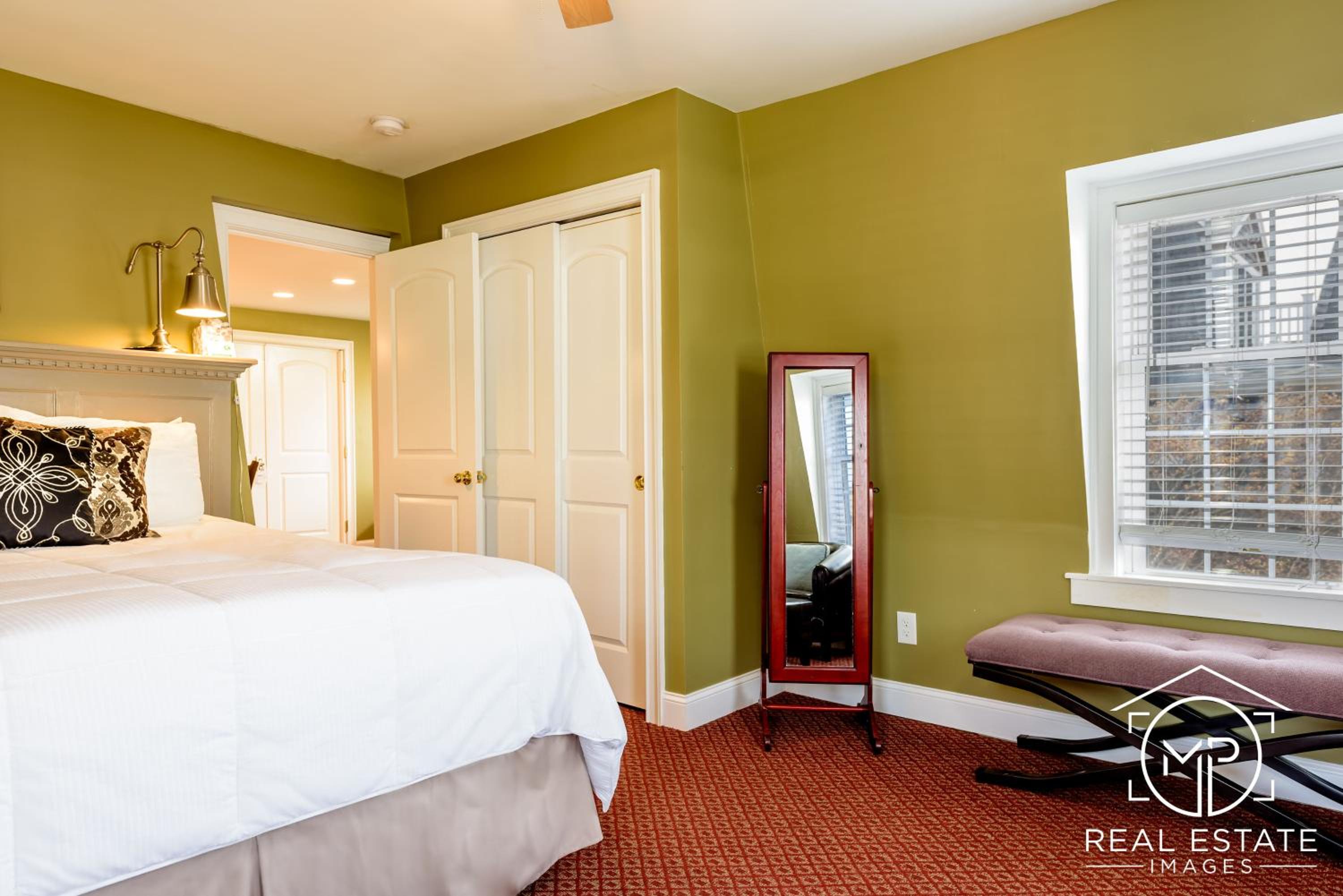 Room 10 - Eve Suite - 1 Bedroom Suite: 1 King Bed and 1 Queen Pull Out Couch photo 1