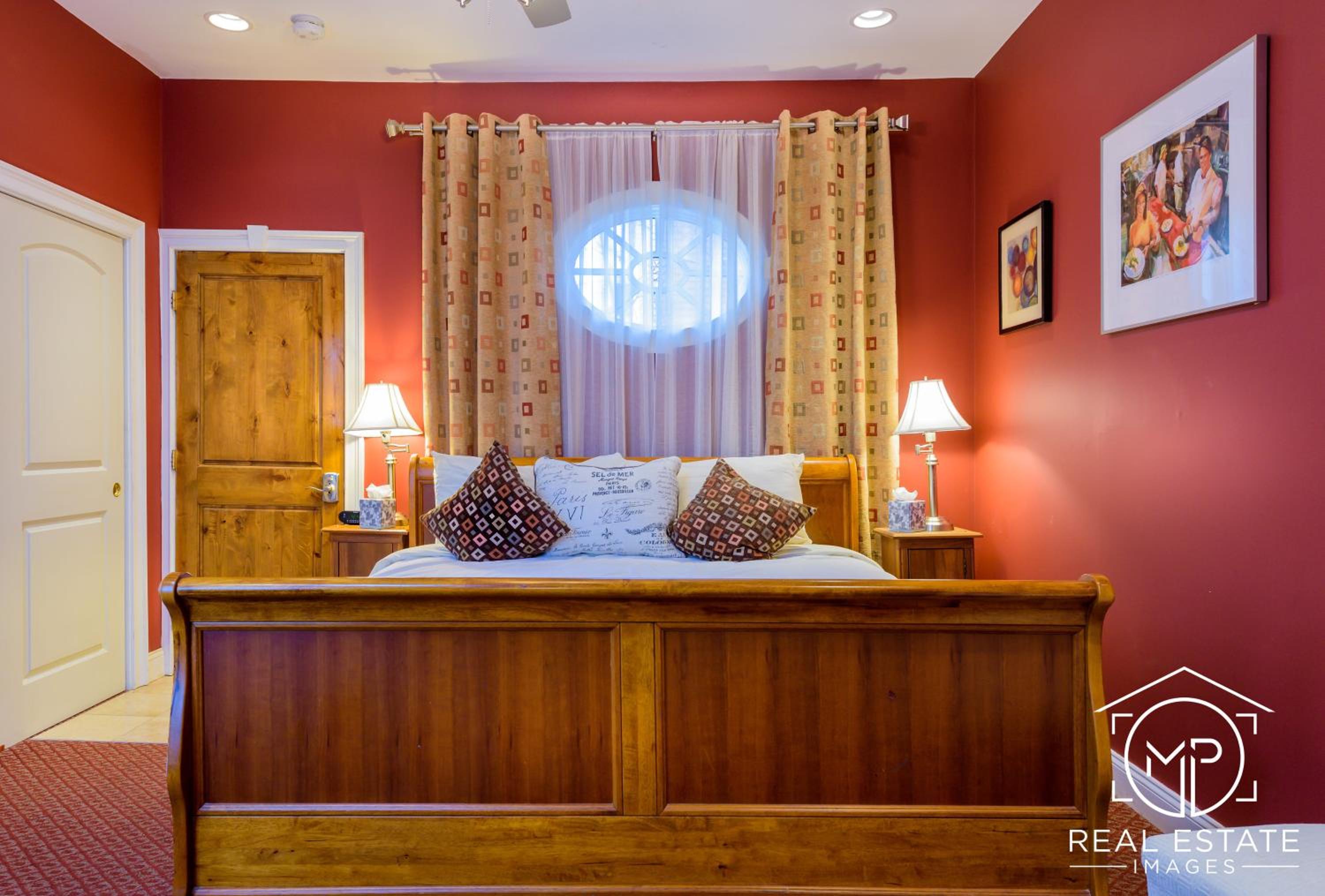 Room 11 - Alix Room - Deluxe King Bed