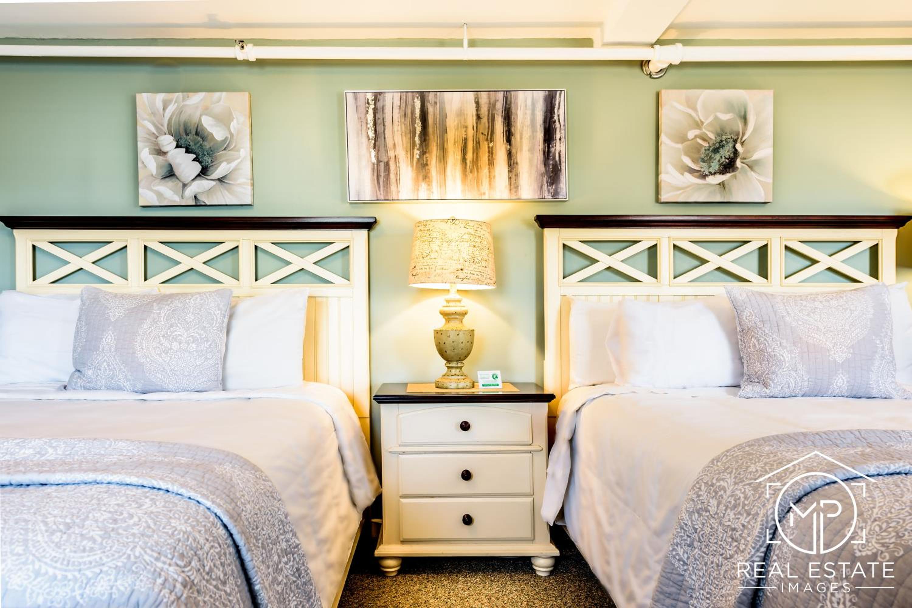 Room 3 - Lilac Room - Two Queen Beds photo 1